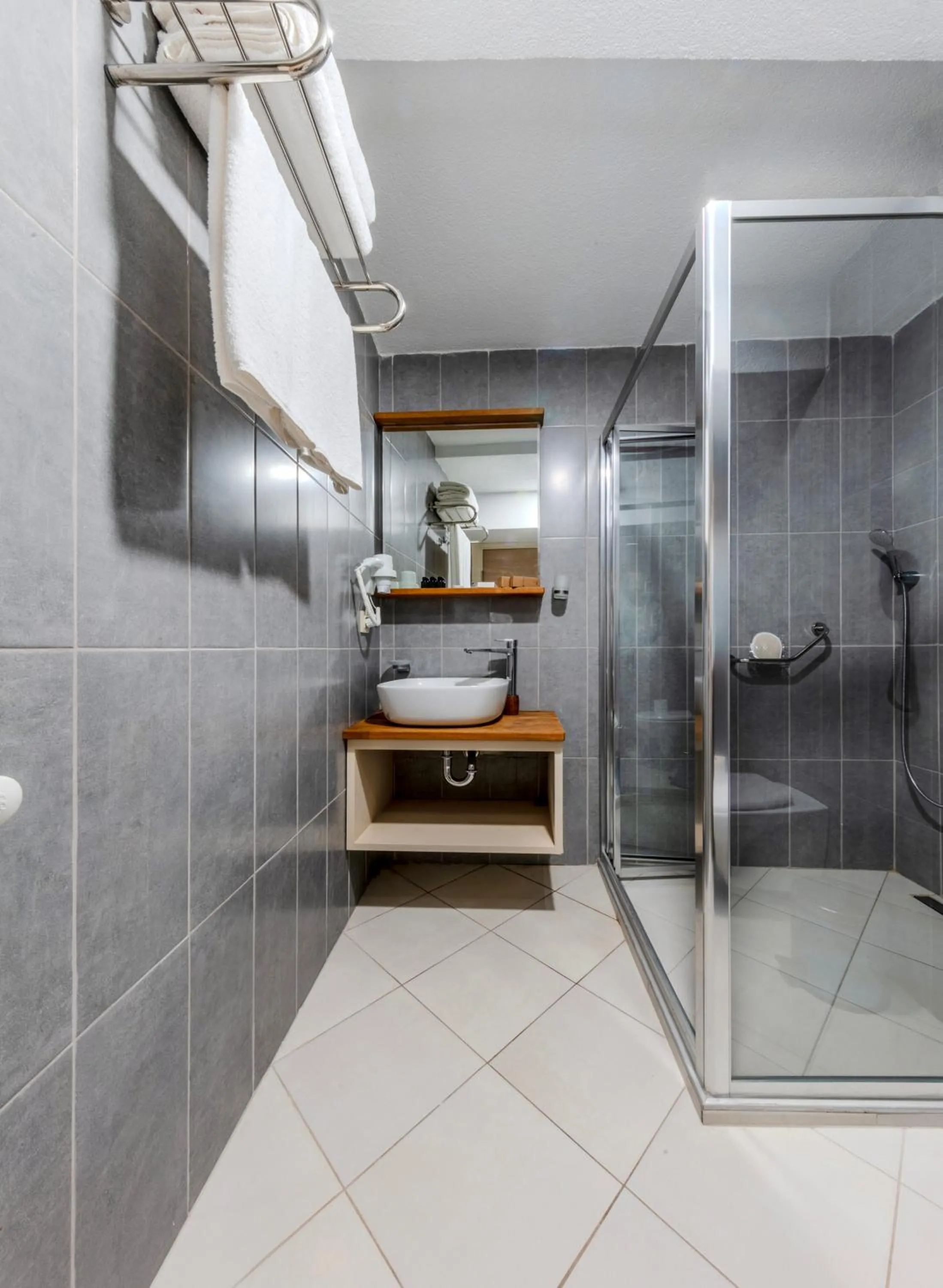 Shower in Roys Hotel & Suites