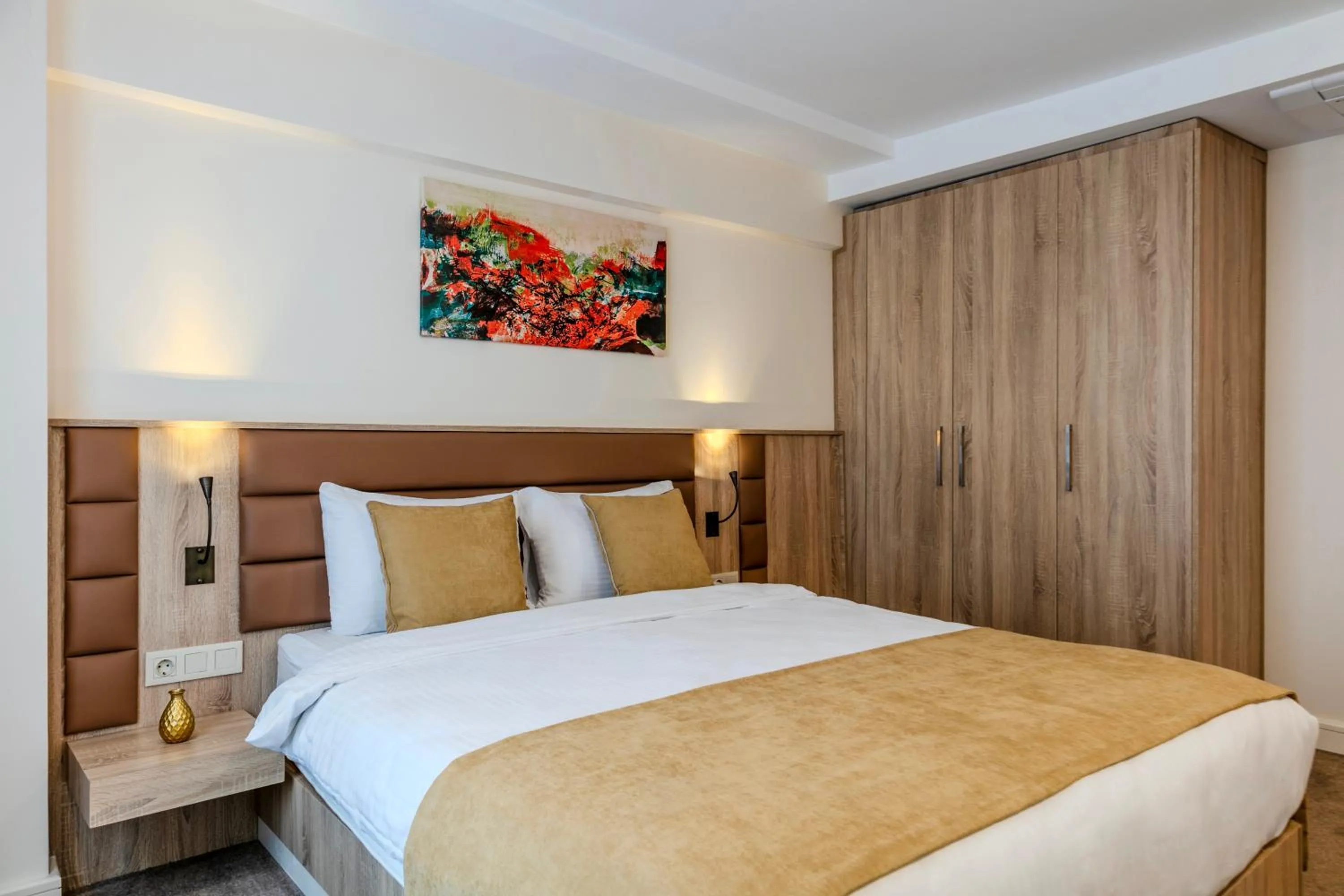 Bedroom, Bed in Roys Hotel & Suites