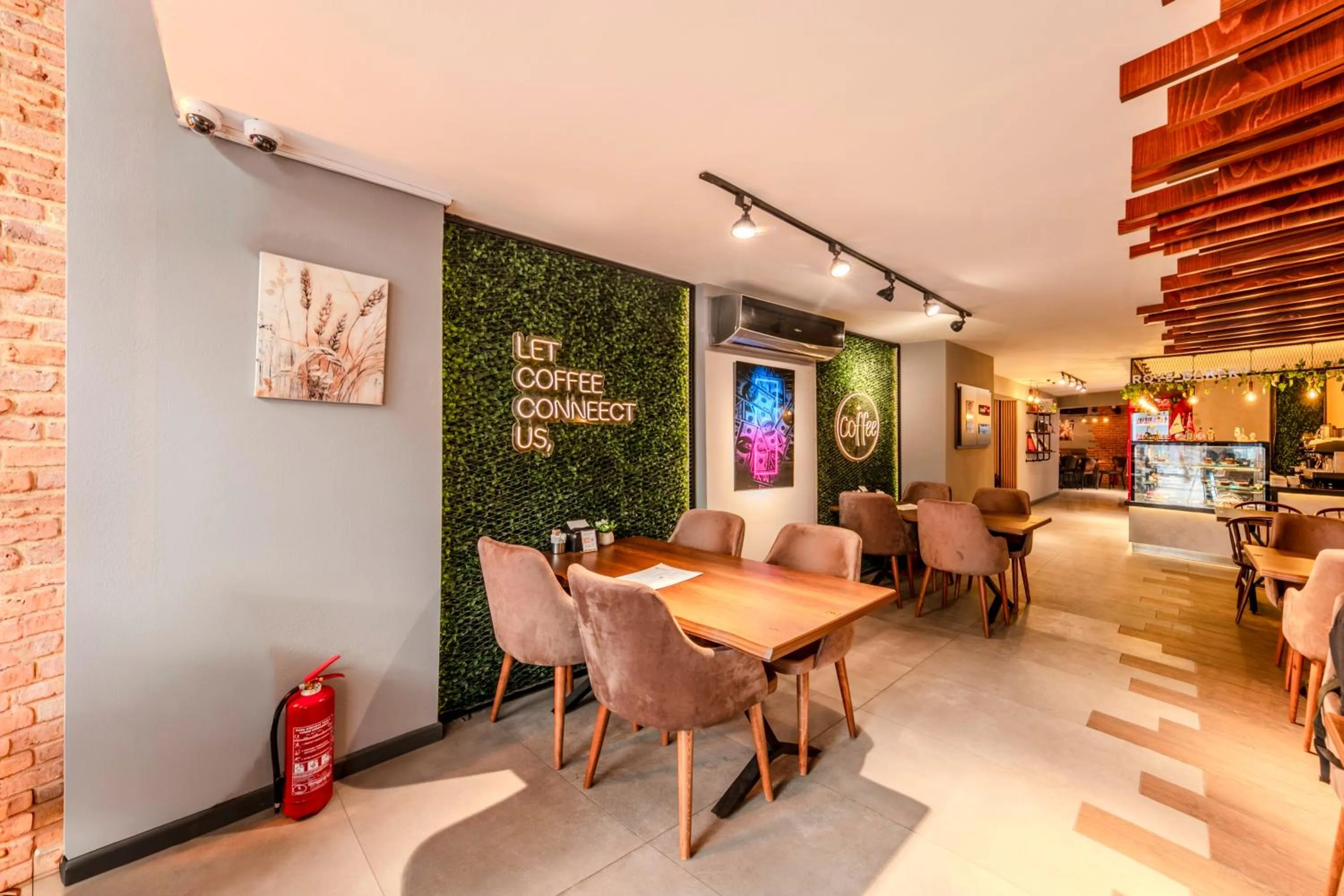 Restaurant/places to eat in Roys Hotel & Suites