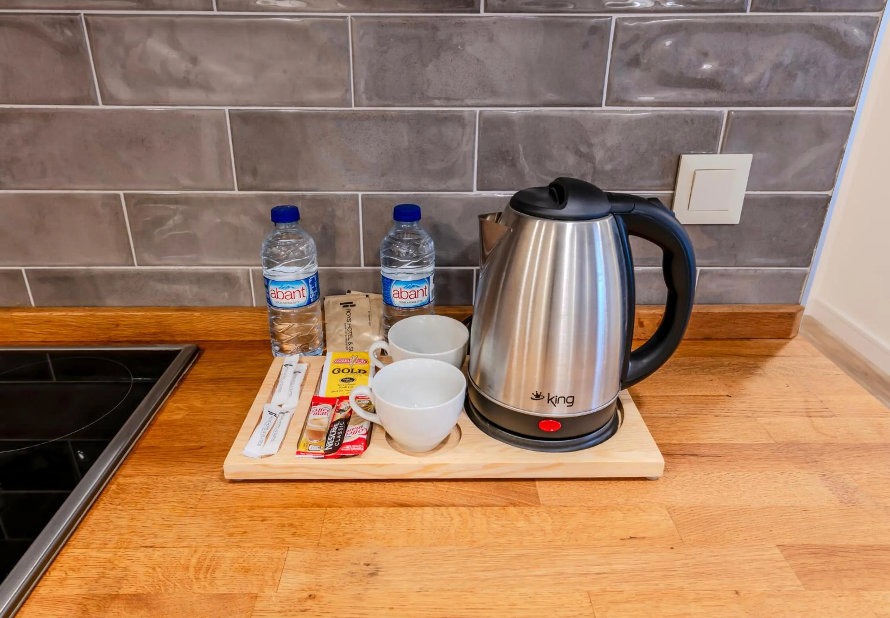 Coffee/tea facilities in Roys Hotel & Suites