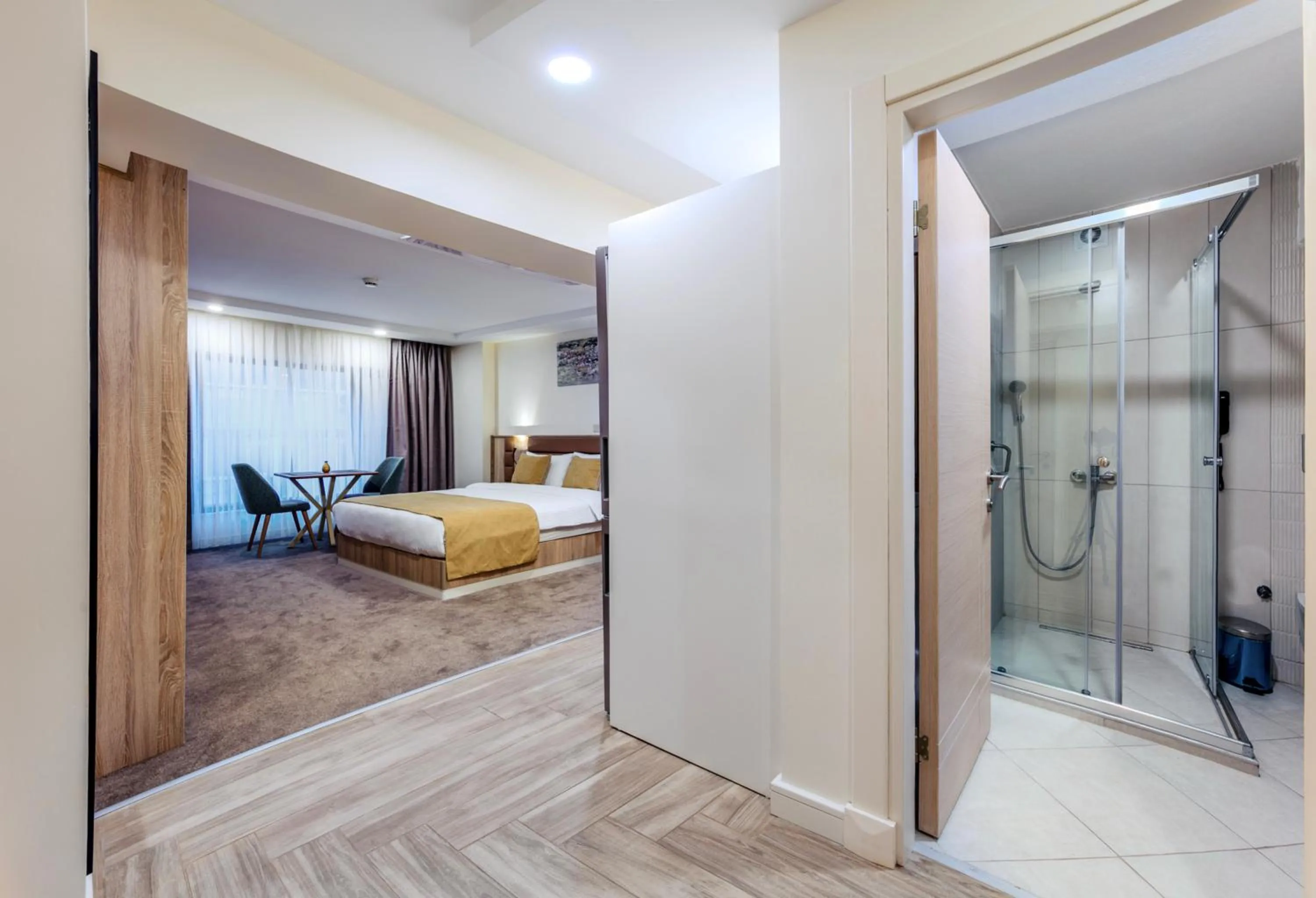 Shower, Bed in Roys Hotel & Suites