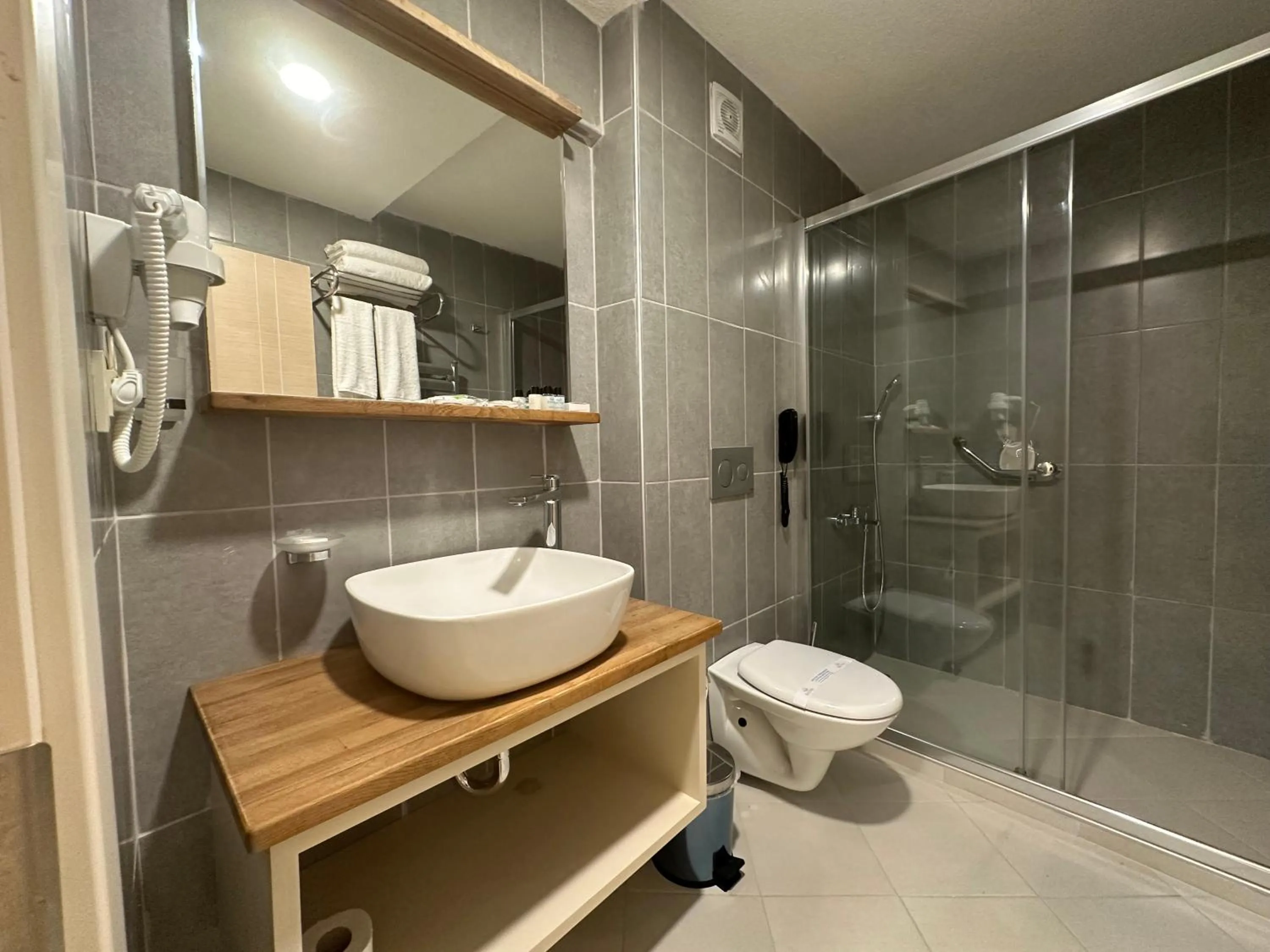 Shower in Roys Hotel & Suites