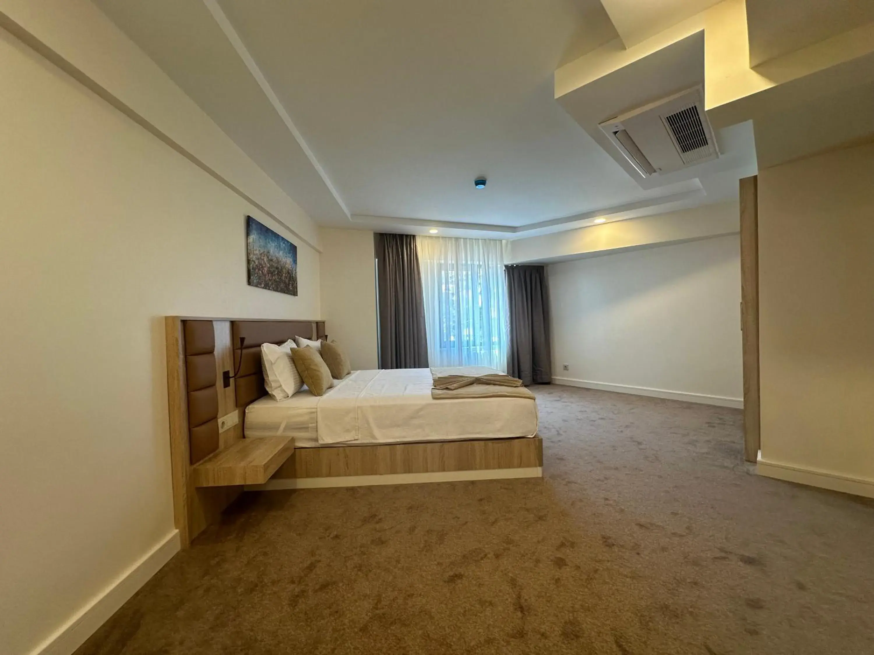 Bed in Roys Hotel & Suites Bed in Roys Hotel & Suites