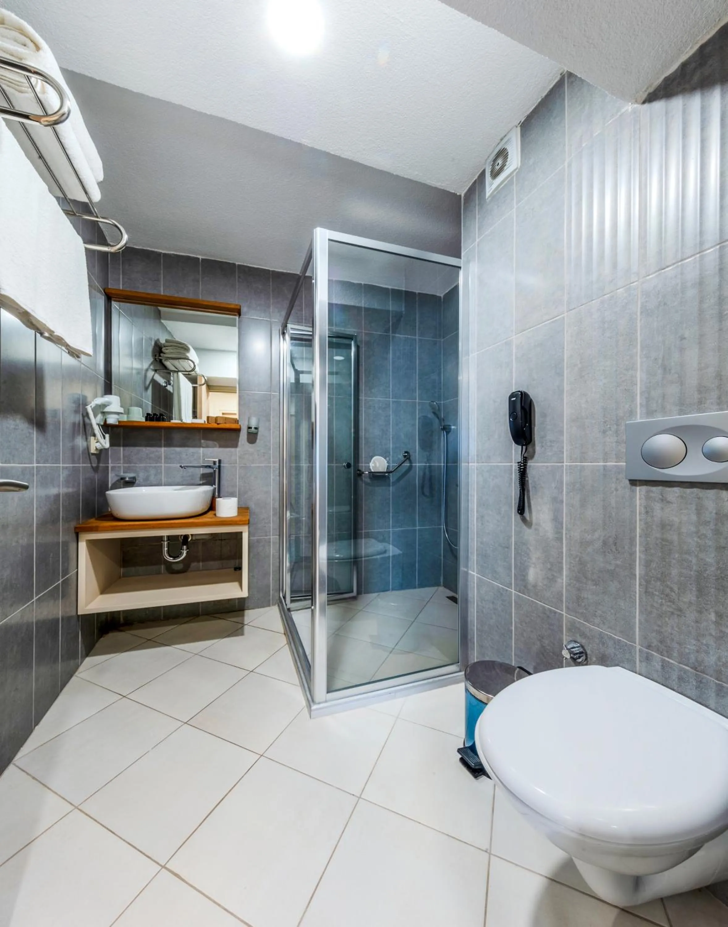 Shower in Roys Hotel & Suites