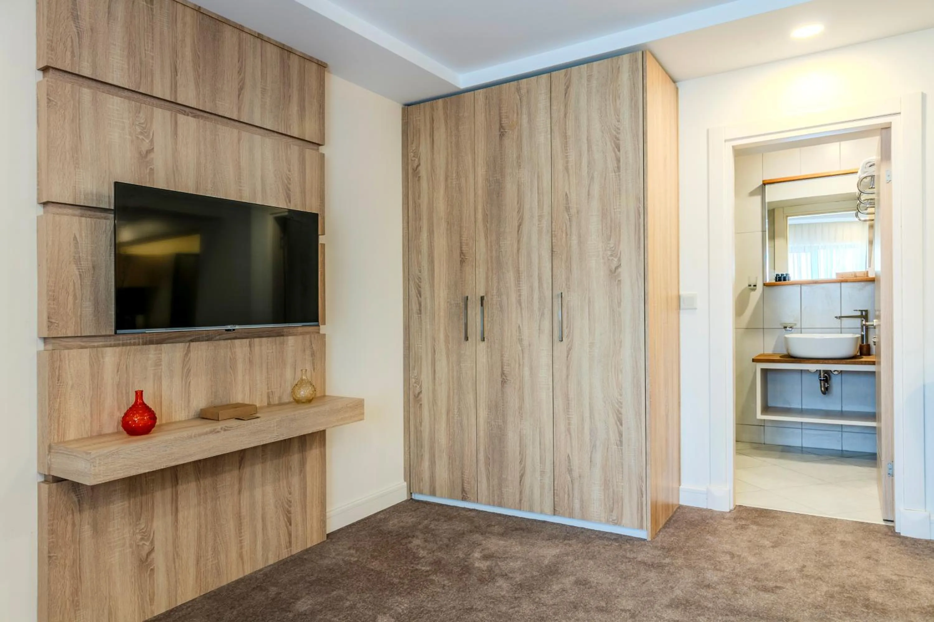 TV and multimedia in Roys Hotel & Suites