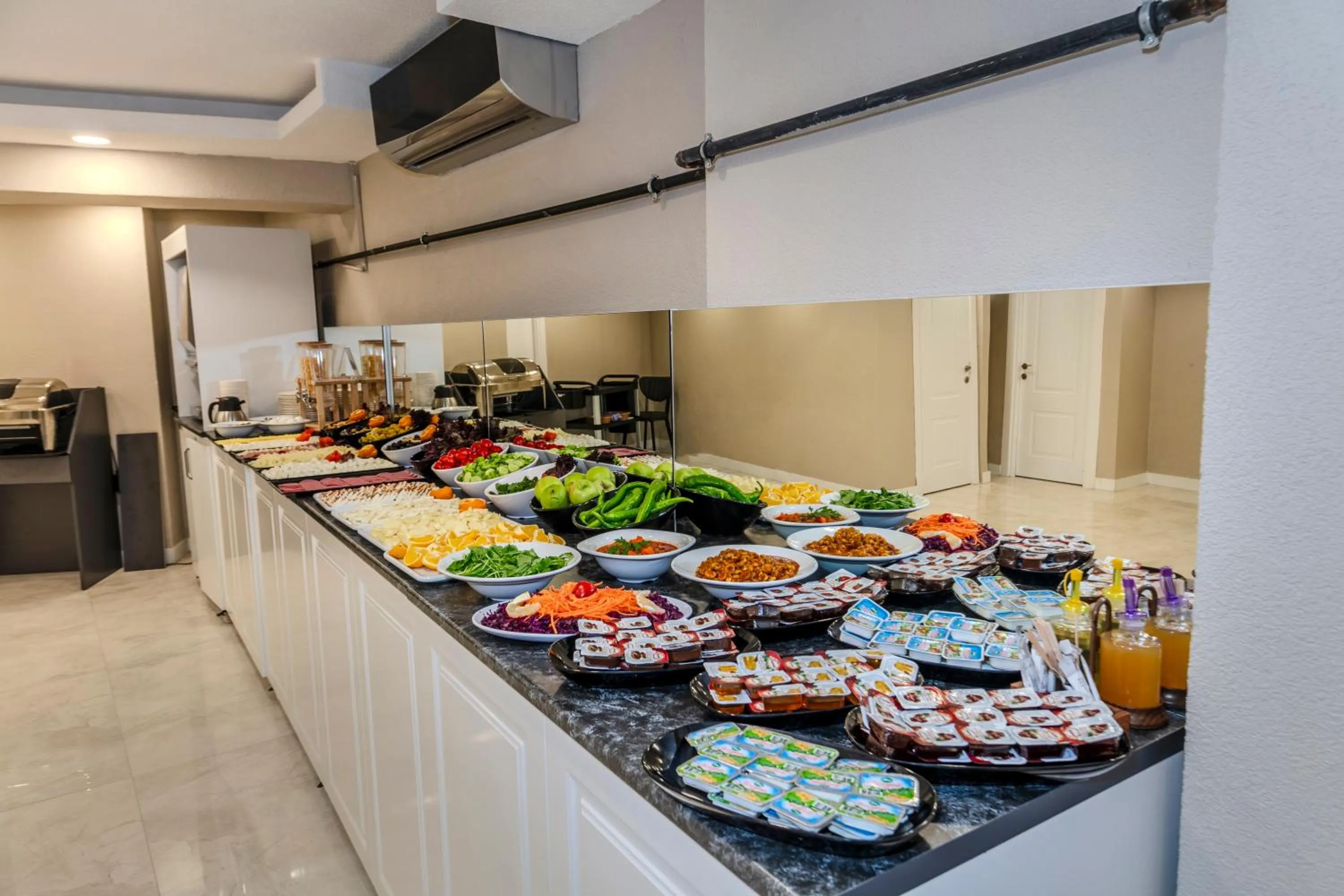 Breakfast in Roys Hotel & Suites