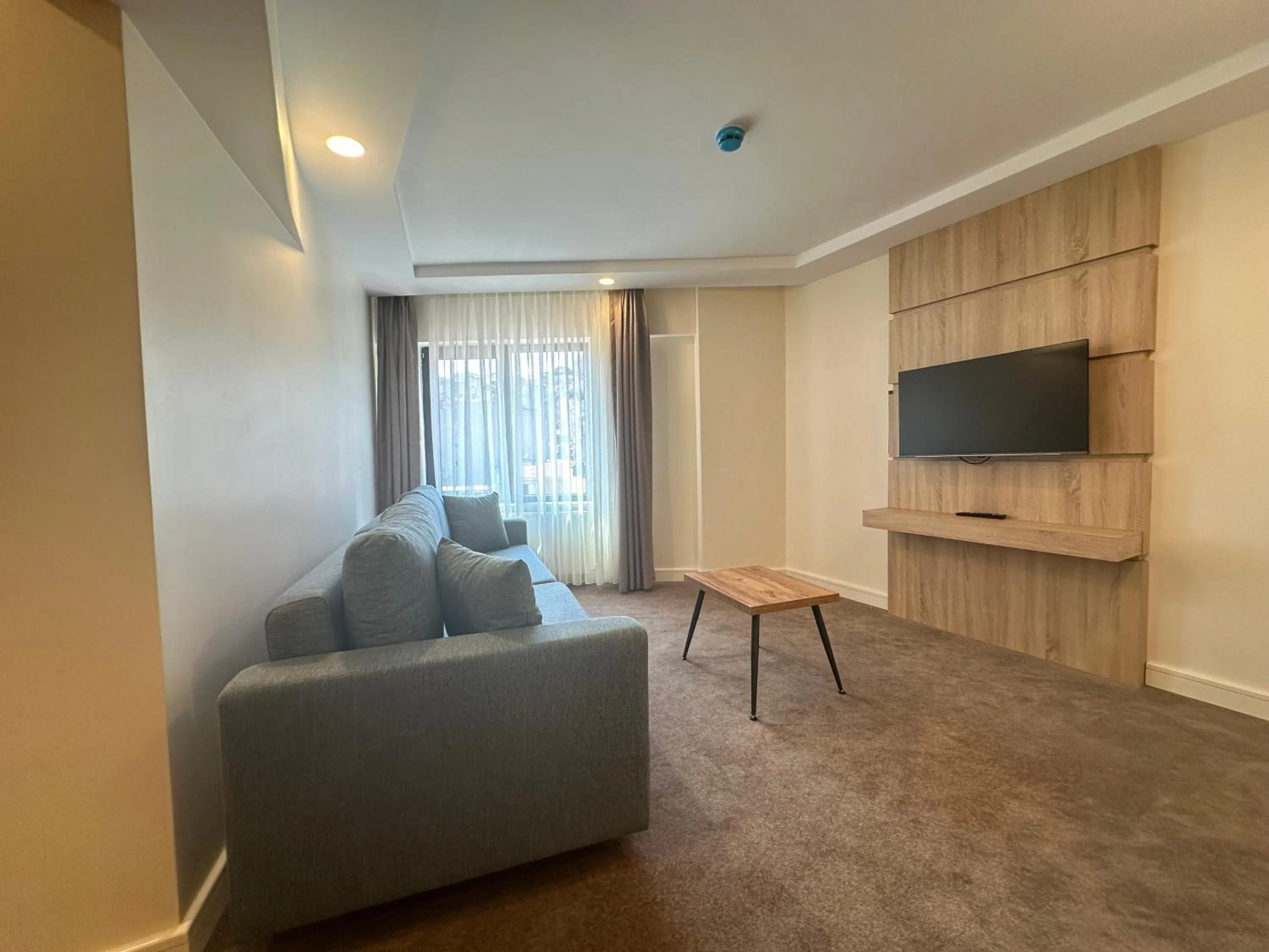 Communal lounge/ TV room in Roys Hotel & Suites