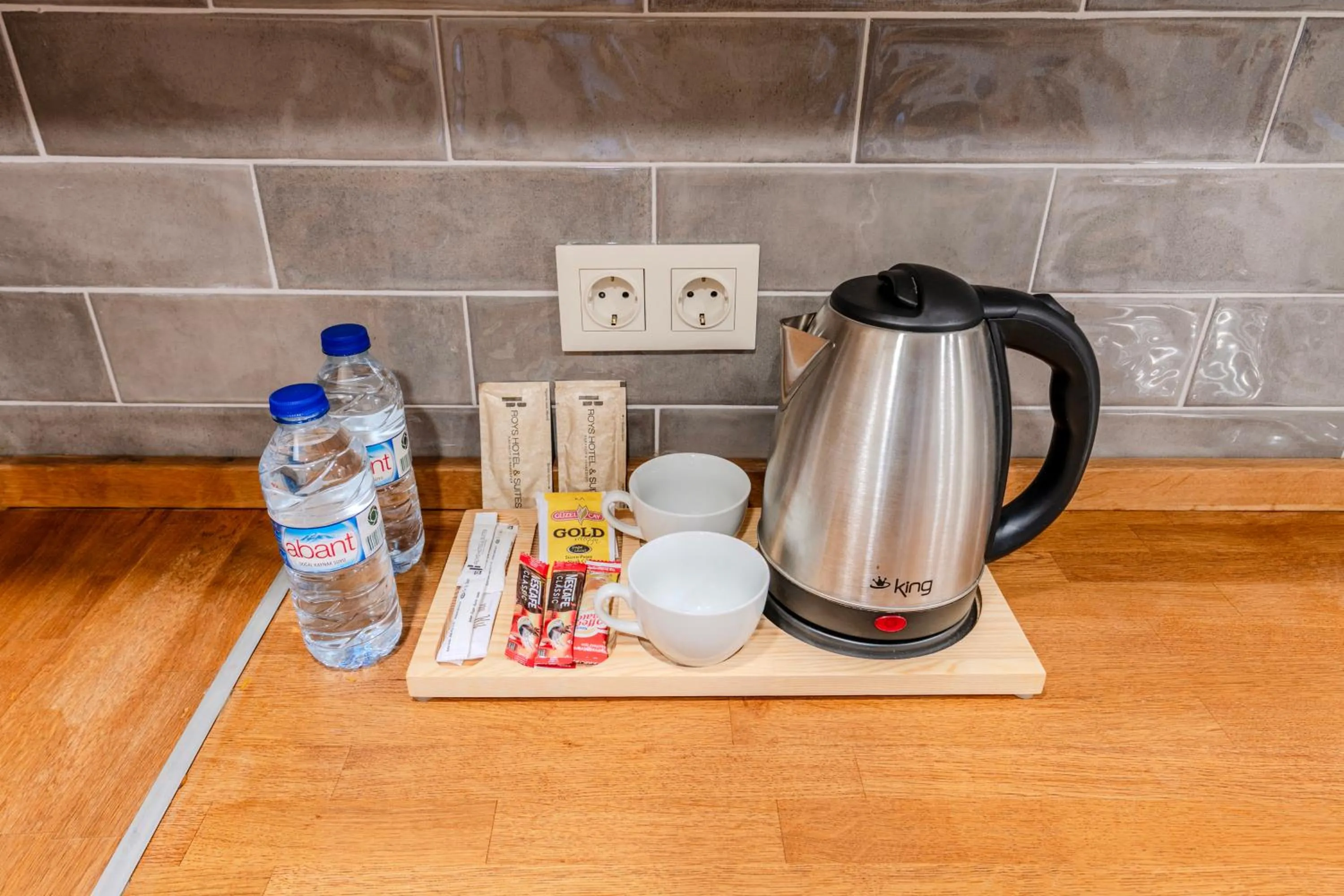 Coffee/tea facilities in Roys Hotel & Suites