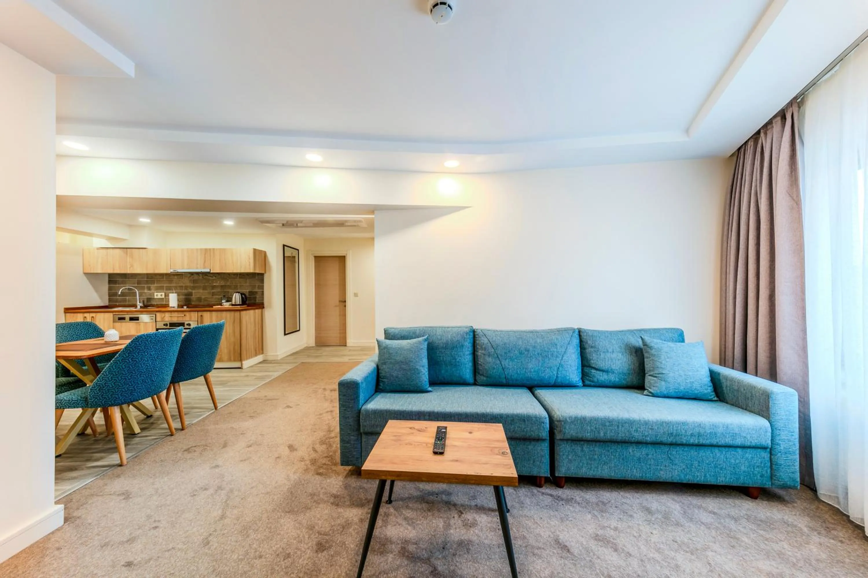 Living room in Roys Hotel & Suites