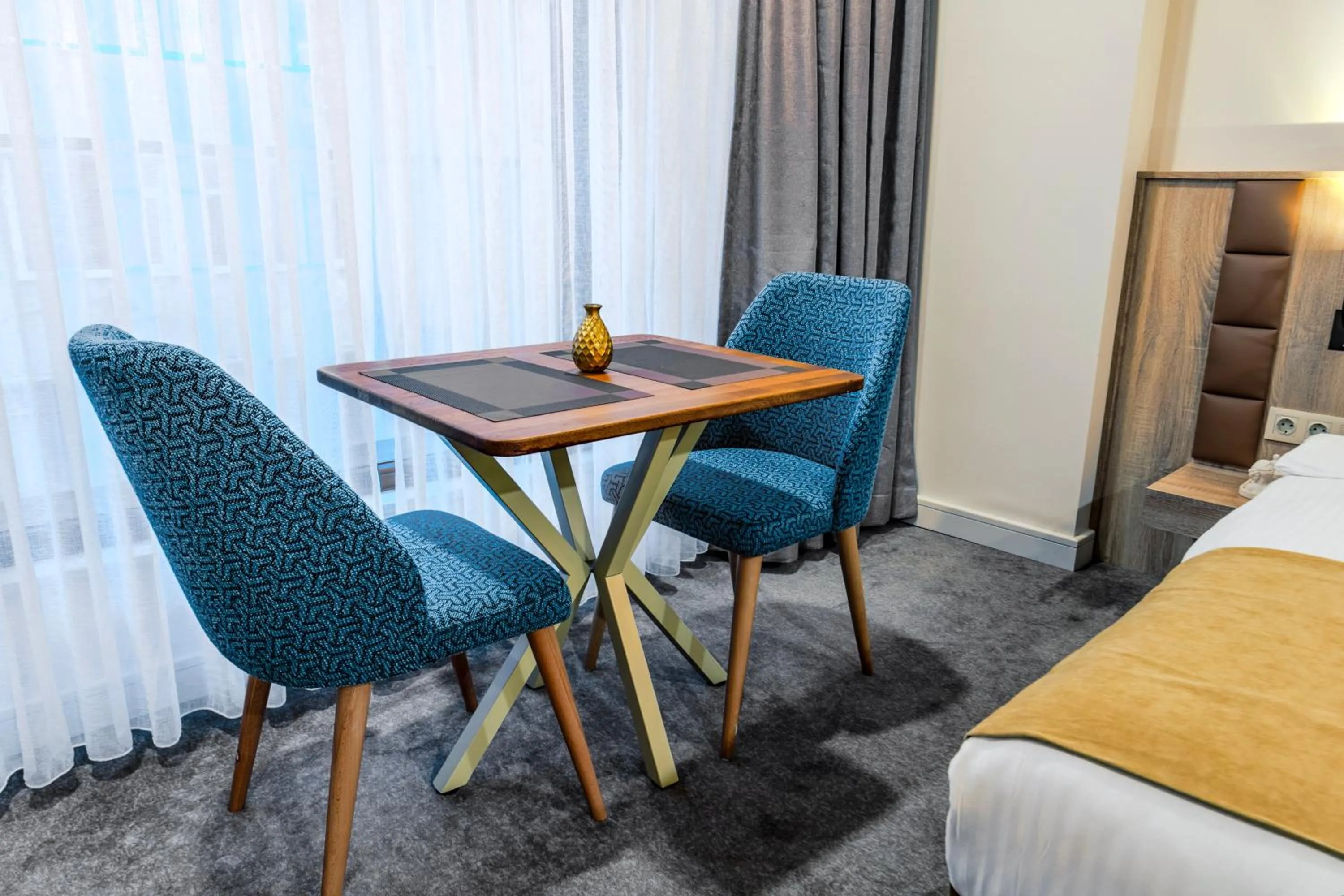 Seating area, Bed in Roys Hotel & Suites