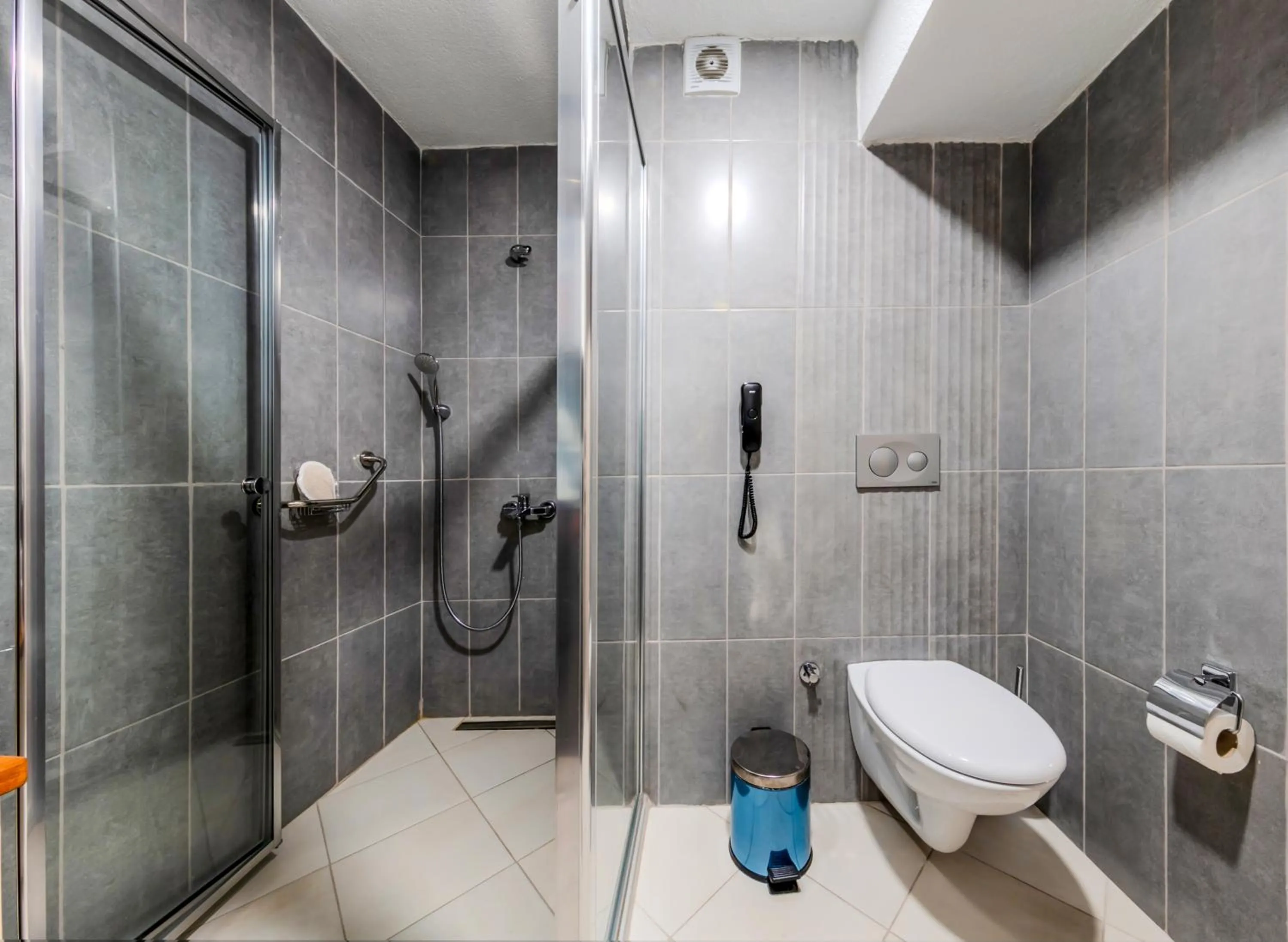 Shower in Roys Hotel & Suites