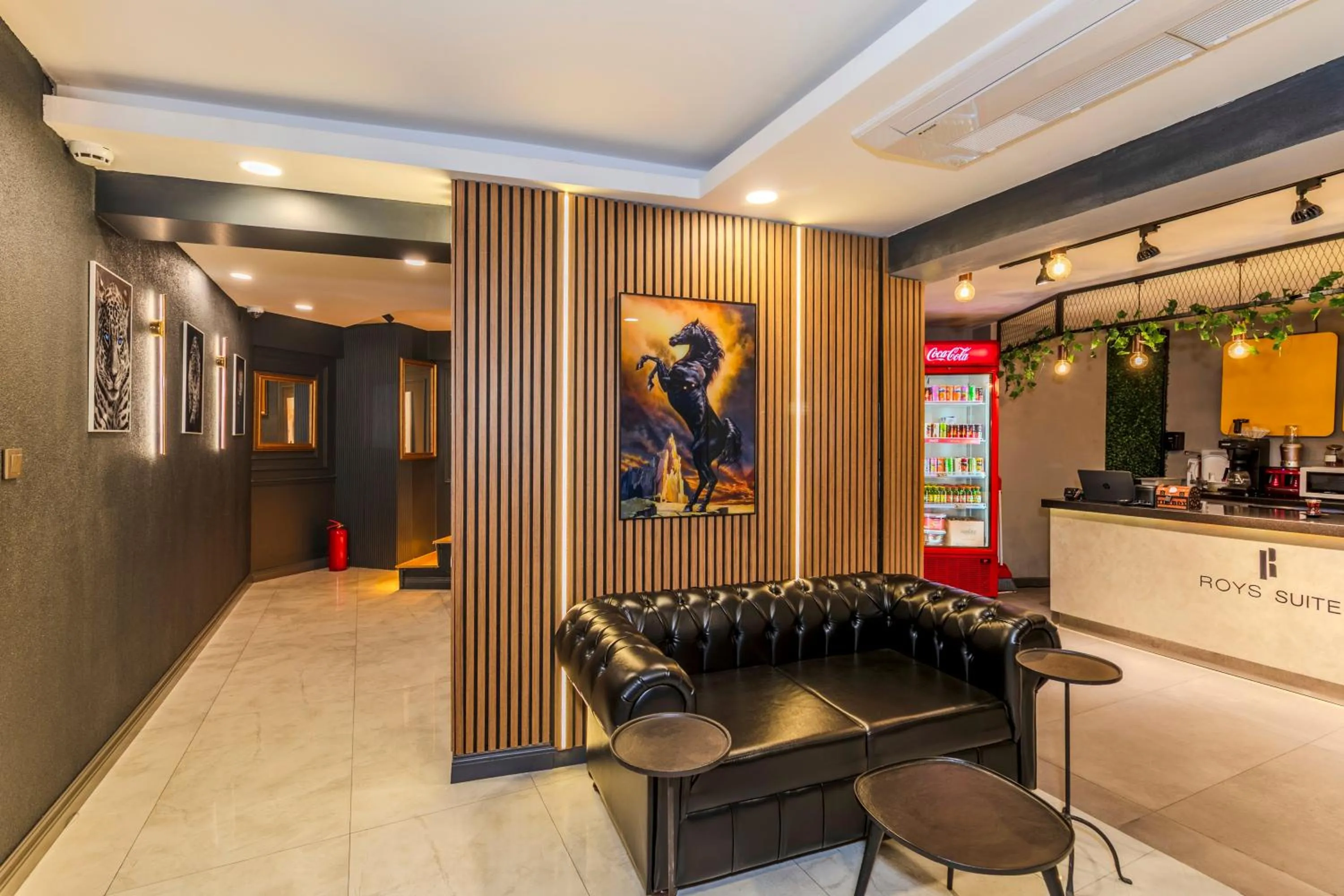 Restaurant/places to eat in Roys Hotel & Suites