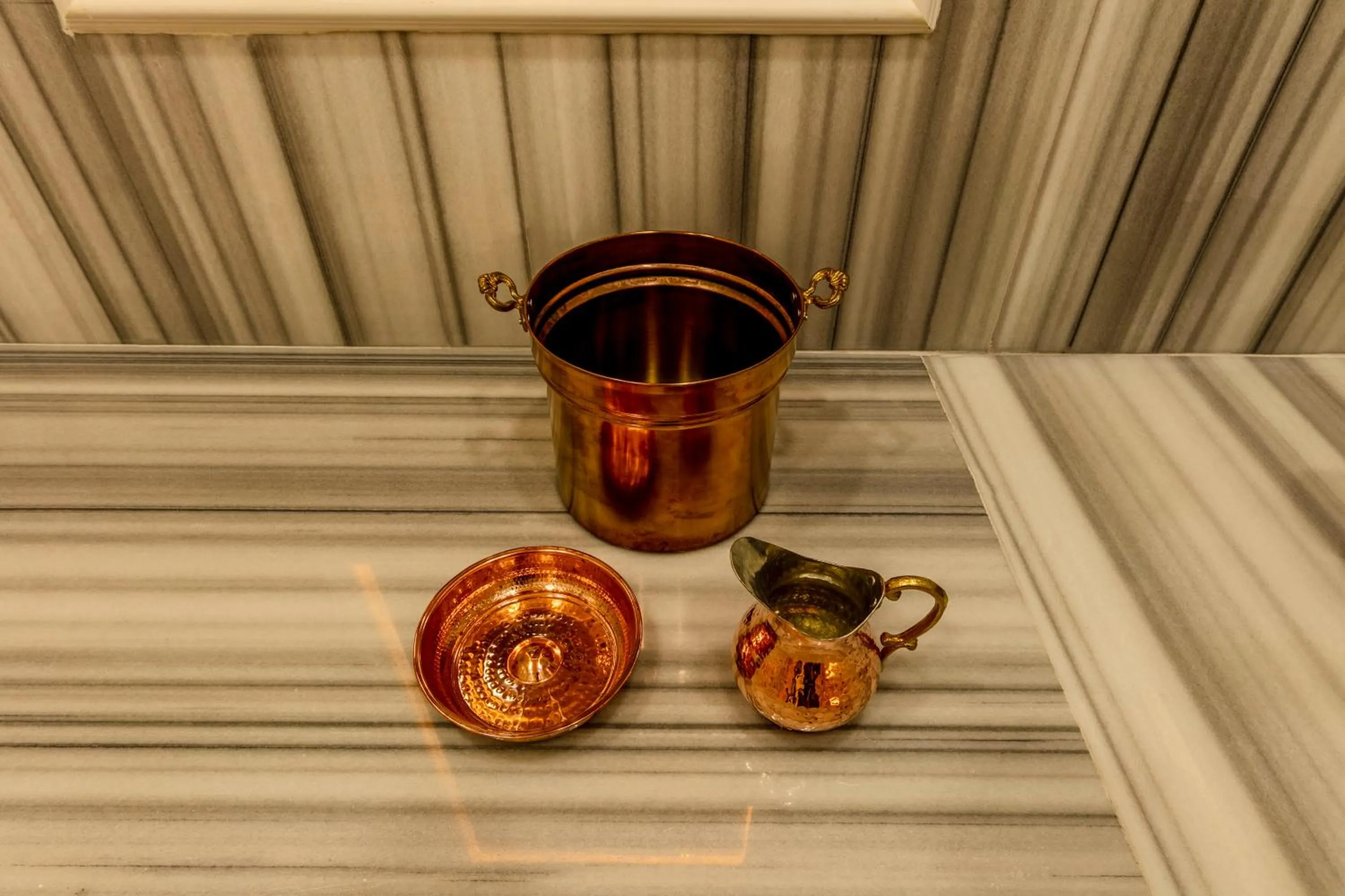 Steam room in Roys Hotel & Suites