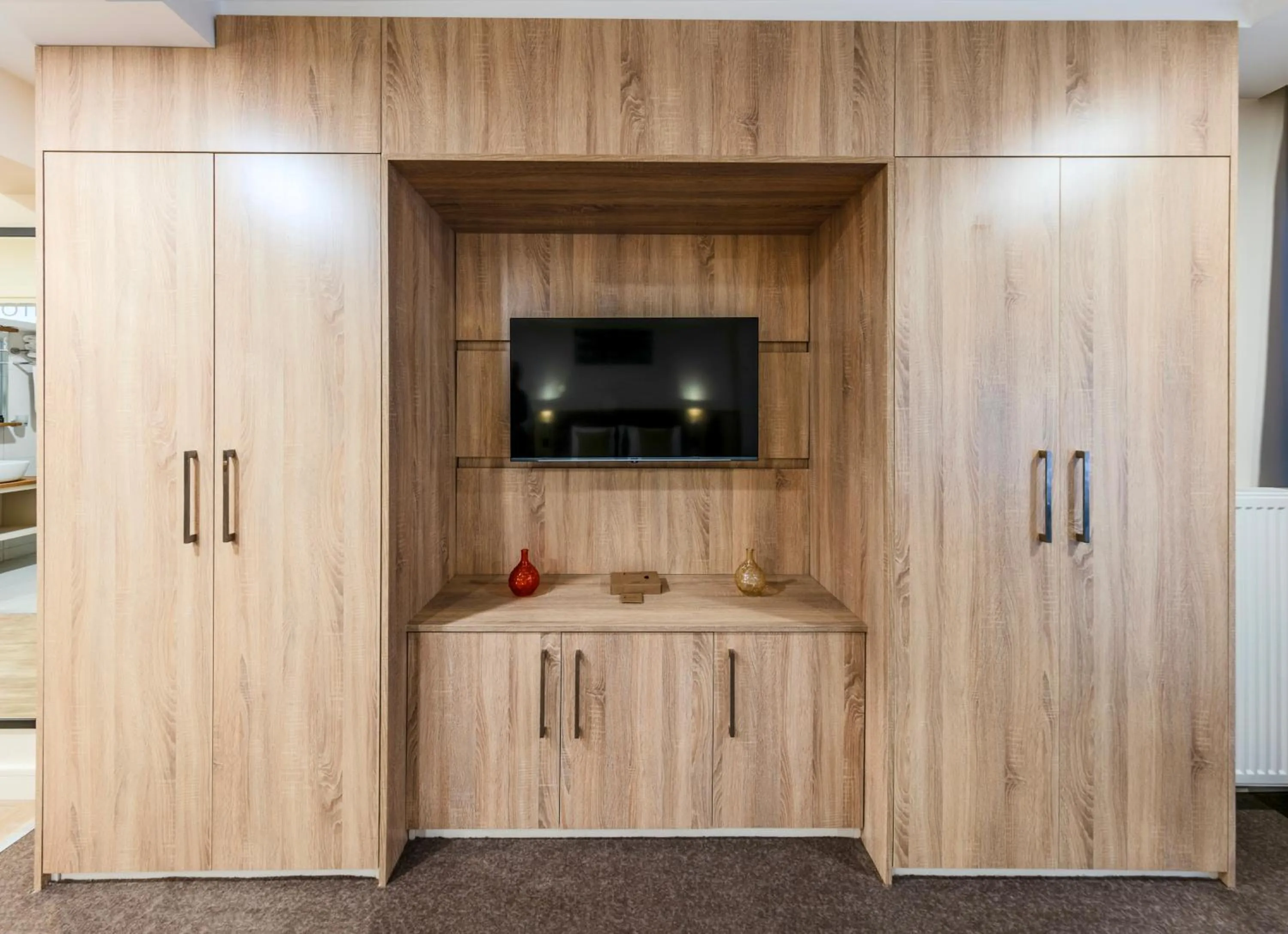 TV and multimedia in Roys Hotel & Suites