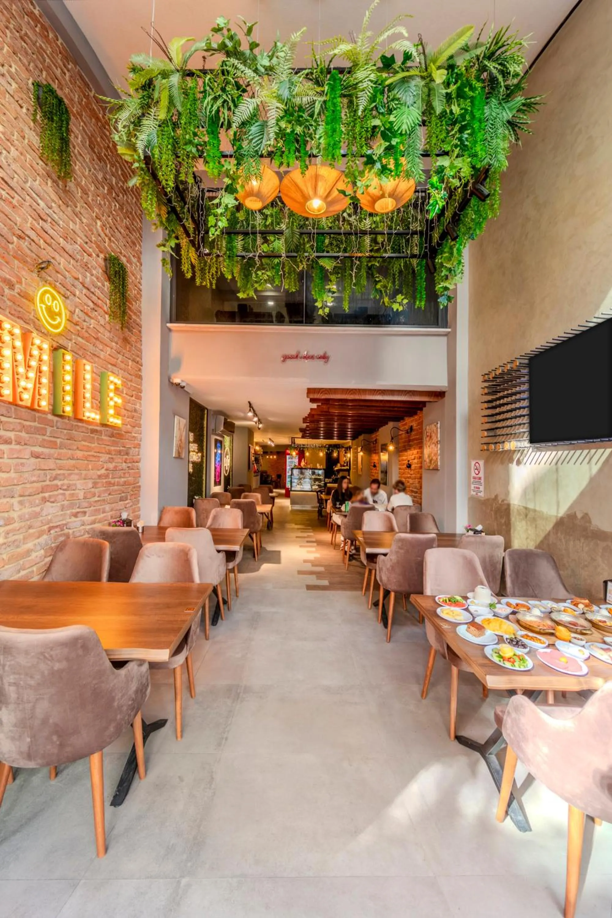 Restaurant/places to eat in Roys Hotel & Suites