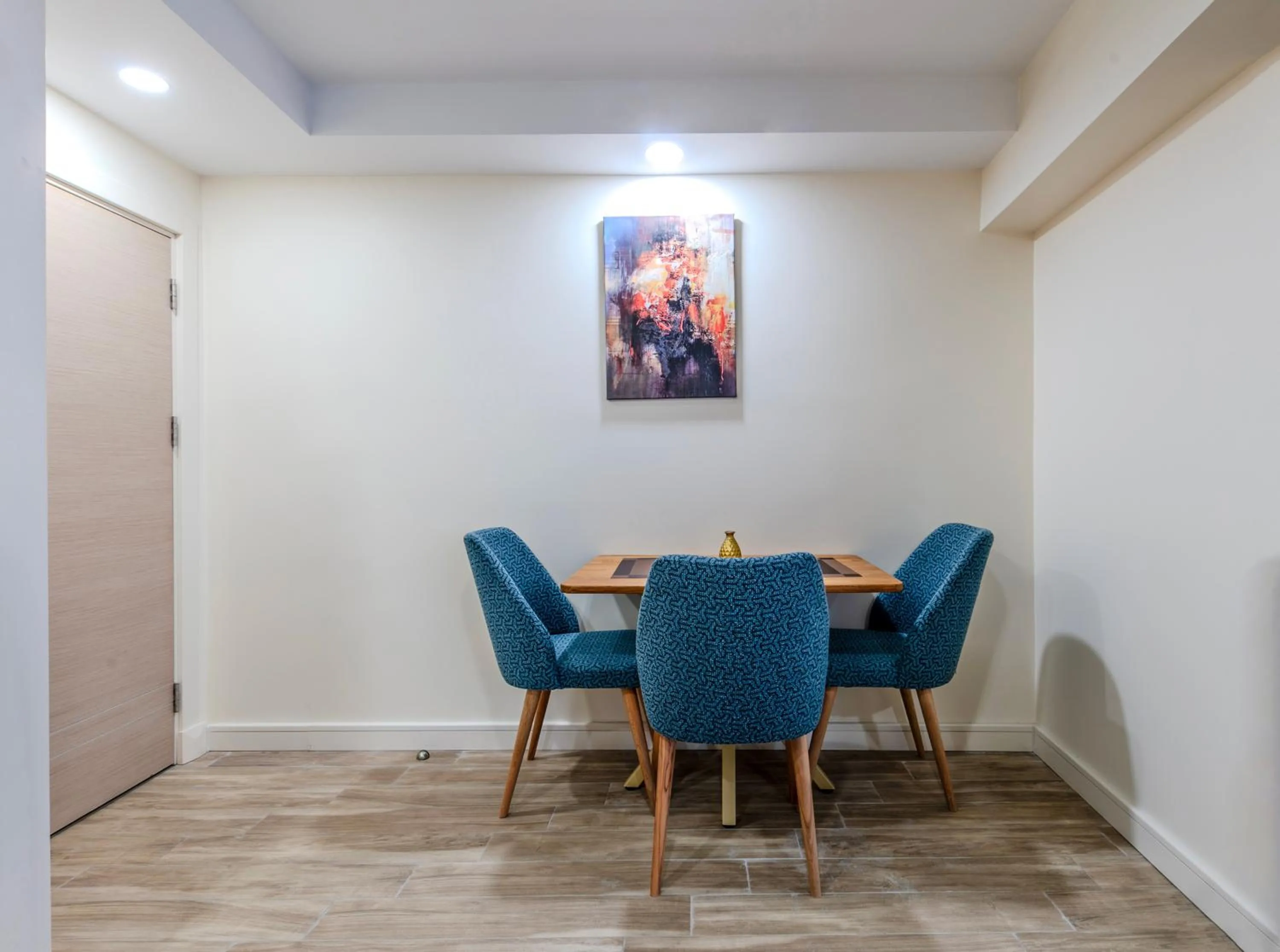 Seating area in Roys Hotel & Suites