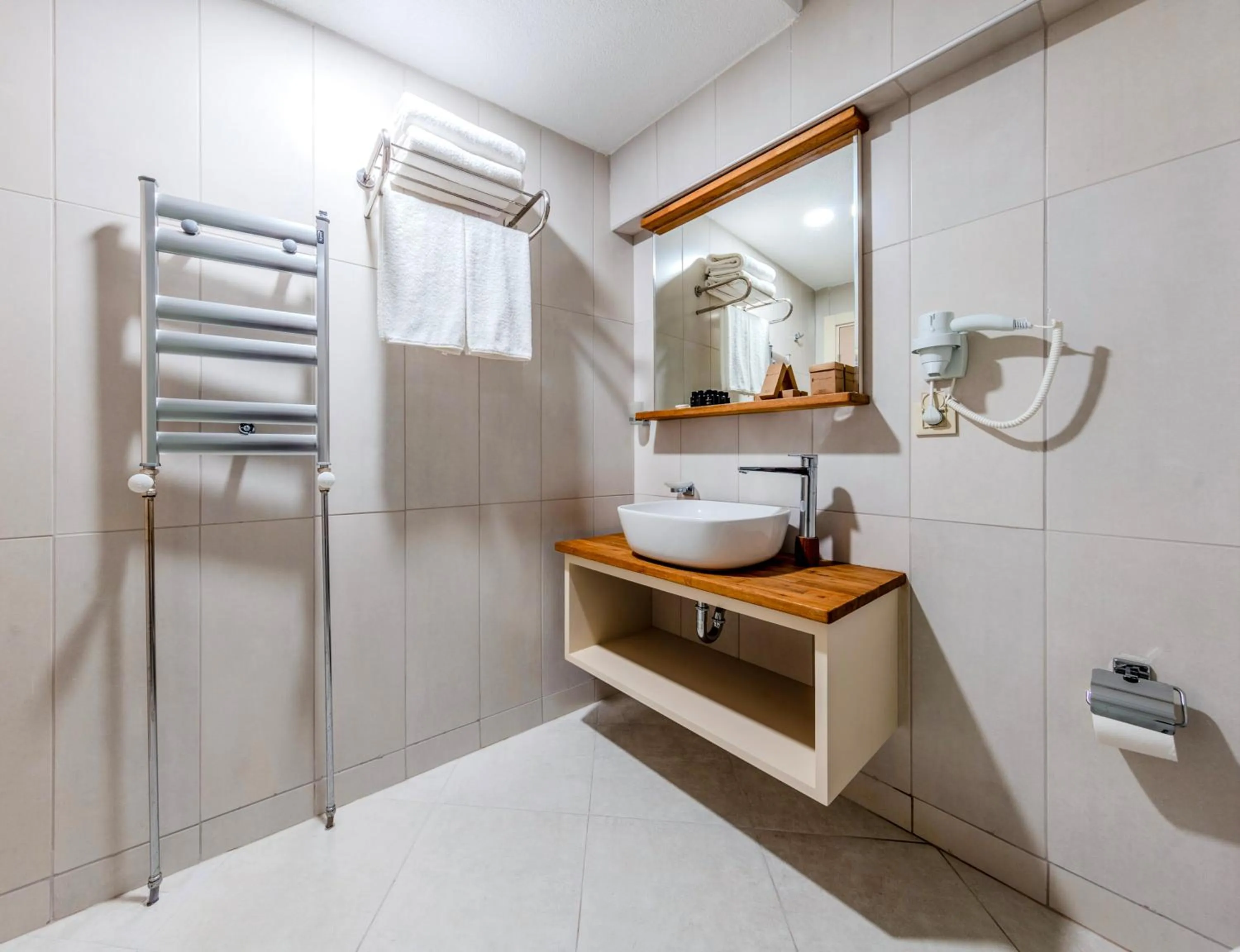 Shower in Roys Hotel & Suites