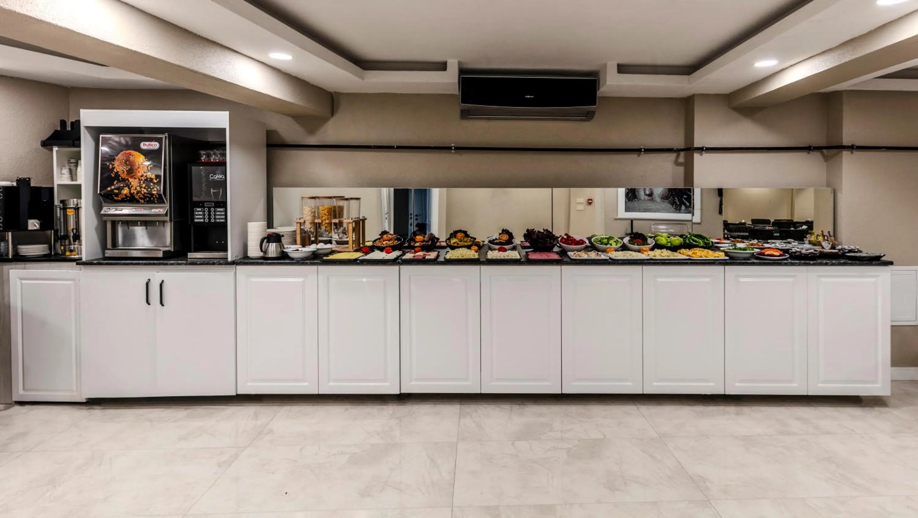 Breakfast in Roys Hotel & Suites