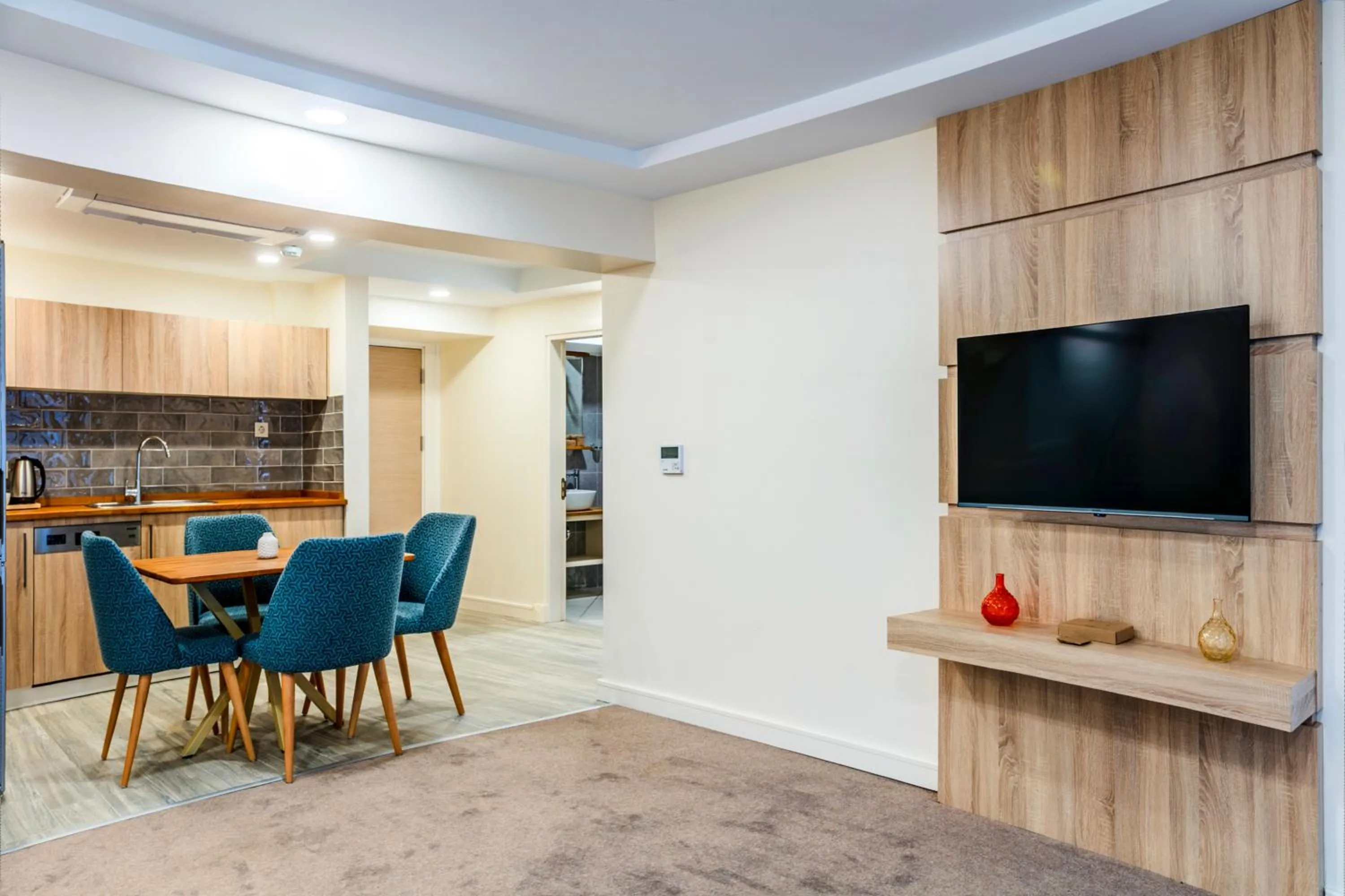 Communal lounge/ TV room in Roys Hotel & Suites