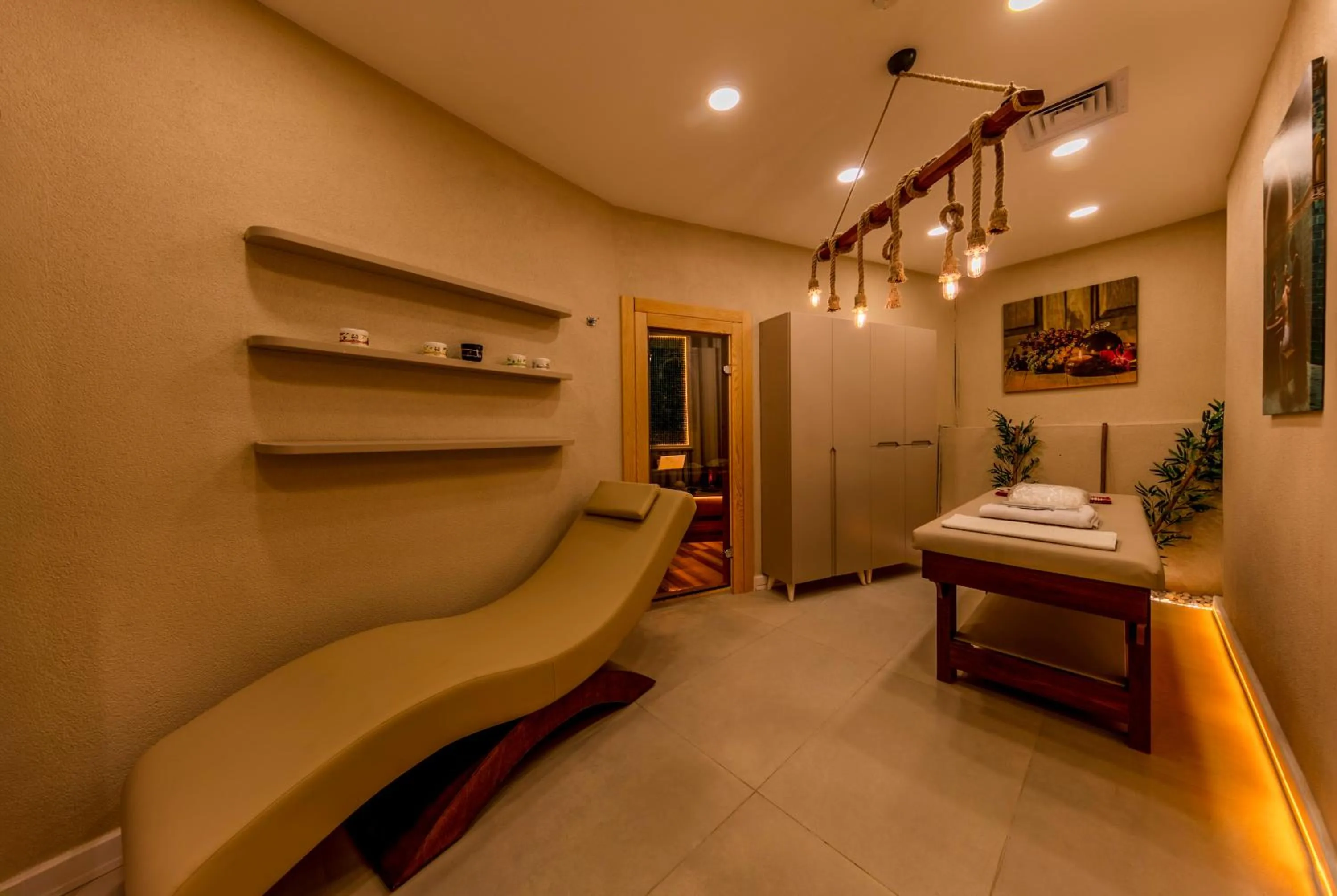 Bed in Roys Hotel & Suites