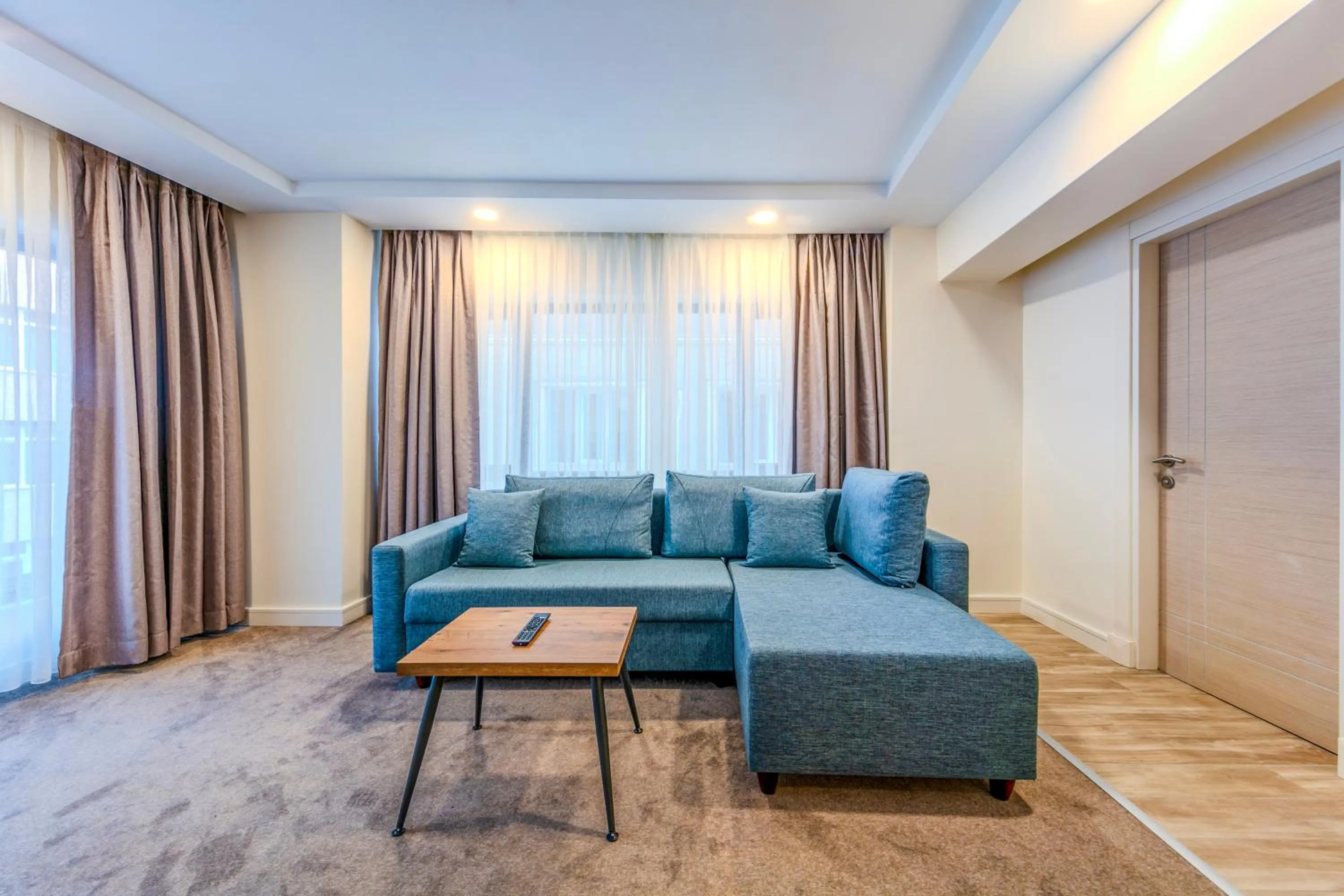 Living room in Roys Hotel & Suites