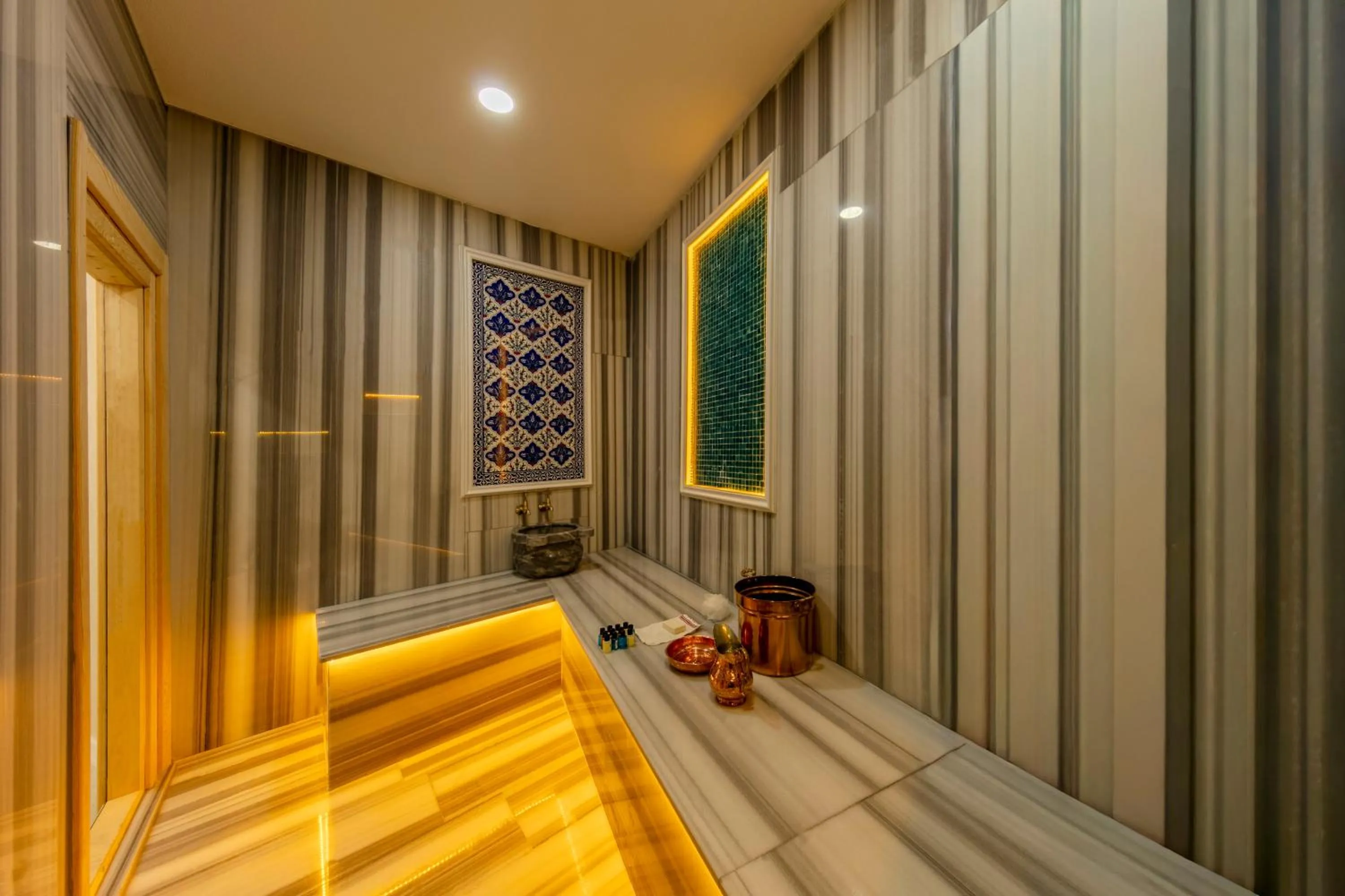 Steam room in Roys Hotel & Suites