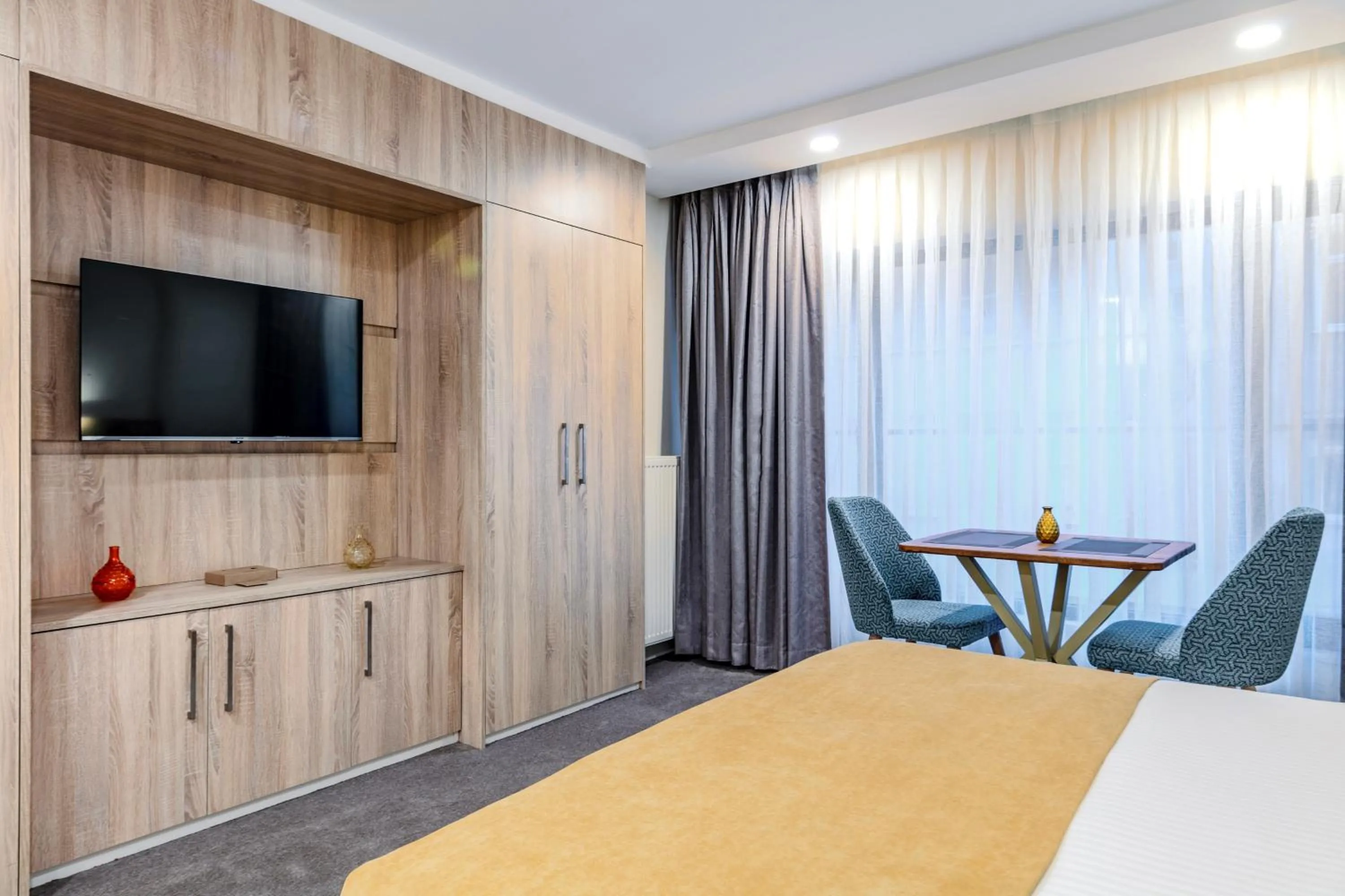 Bed in Roys Hotel & Suites