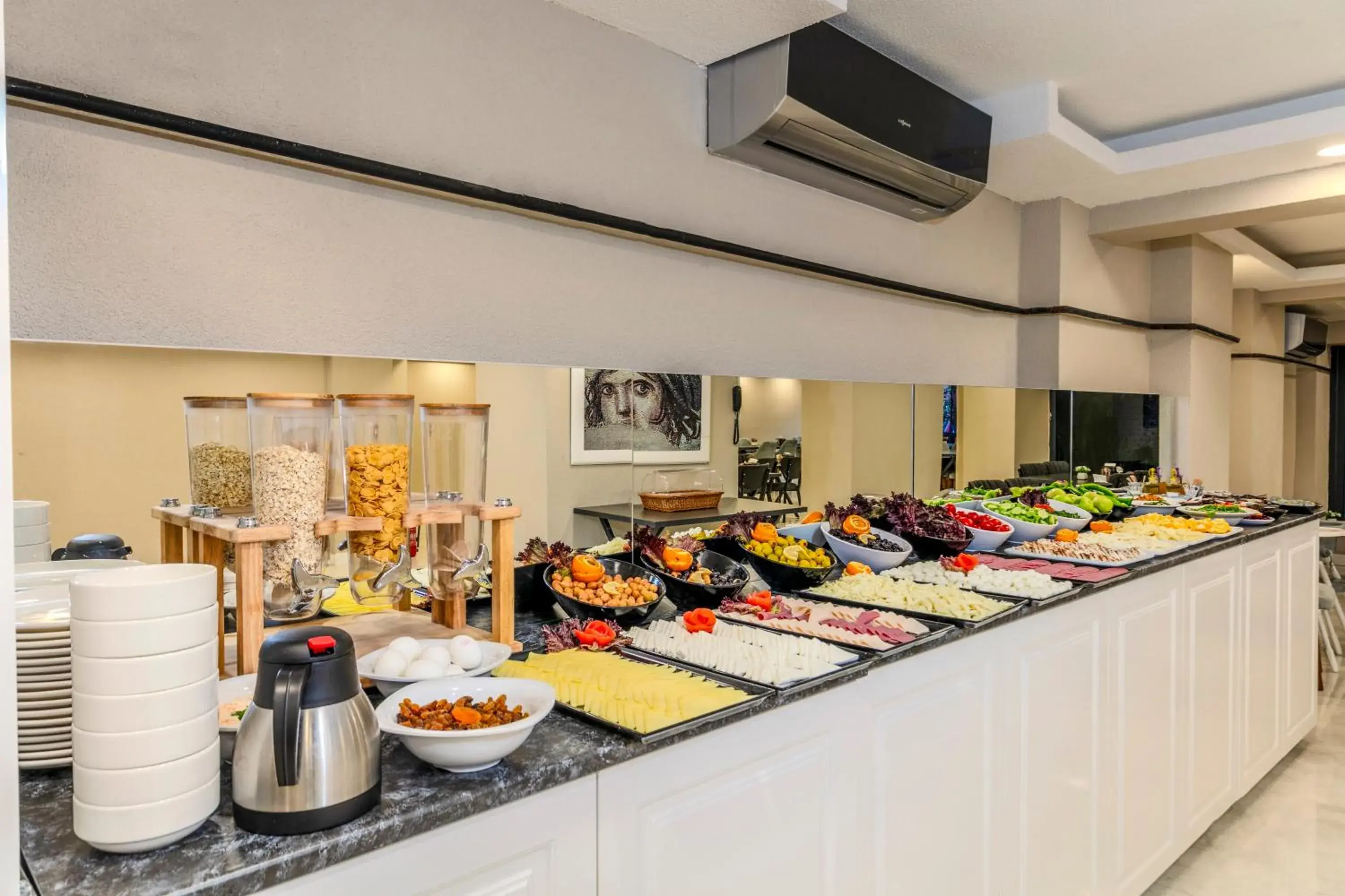 Breakfast in Roys Hotel & Suites Breakfast in Roys Hotel & Suites