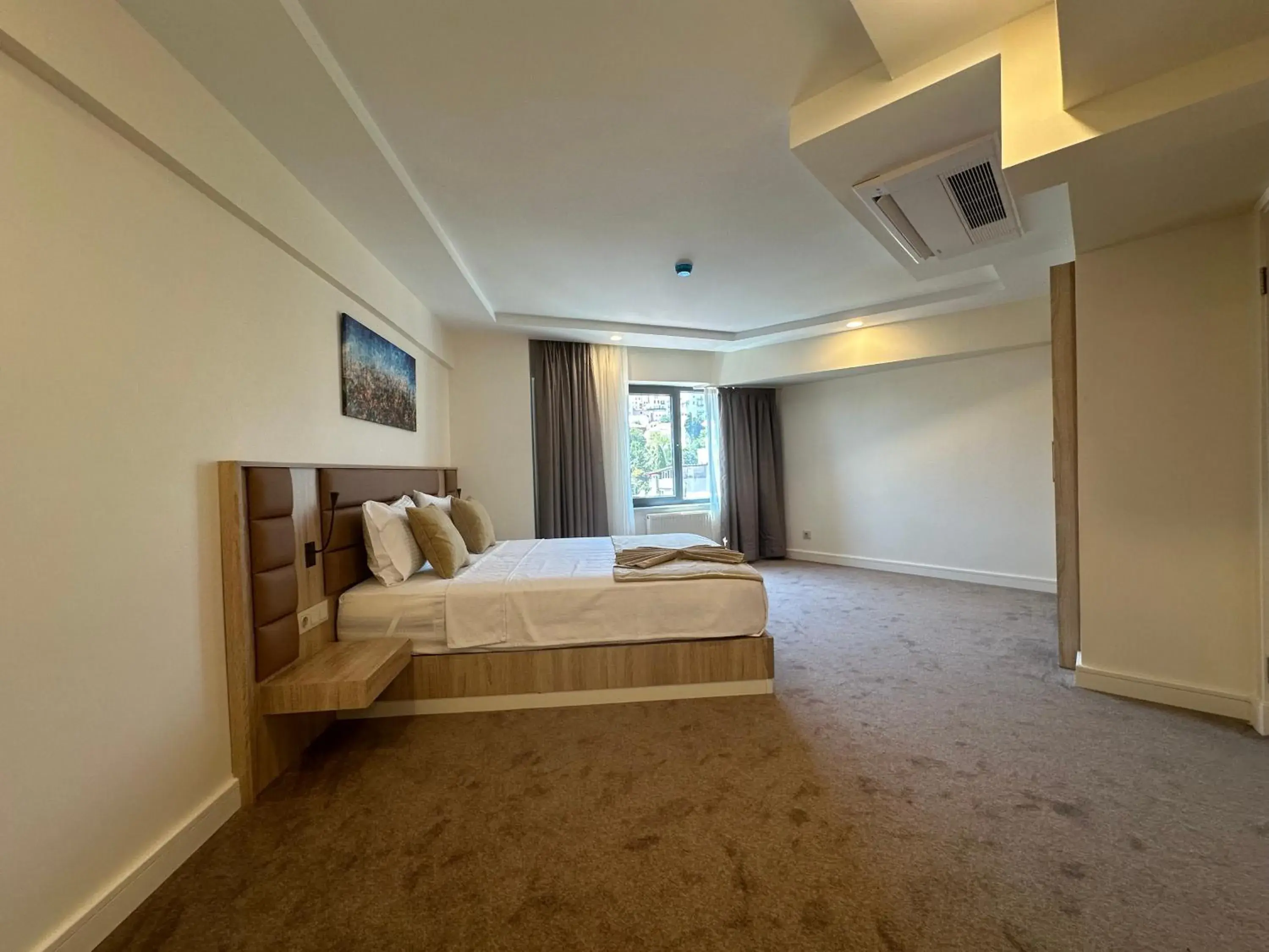 Bed in Roys Hotel & Suites Bed in Roys Hotel & Suites