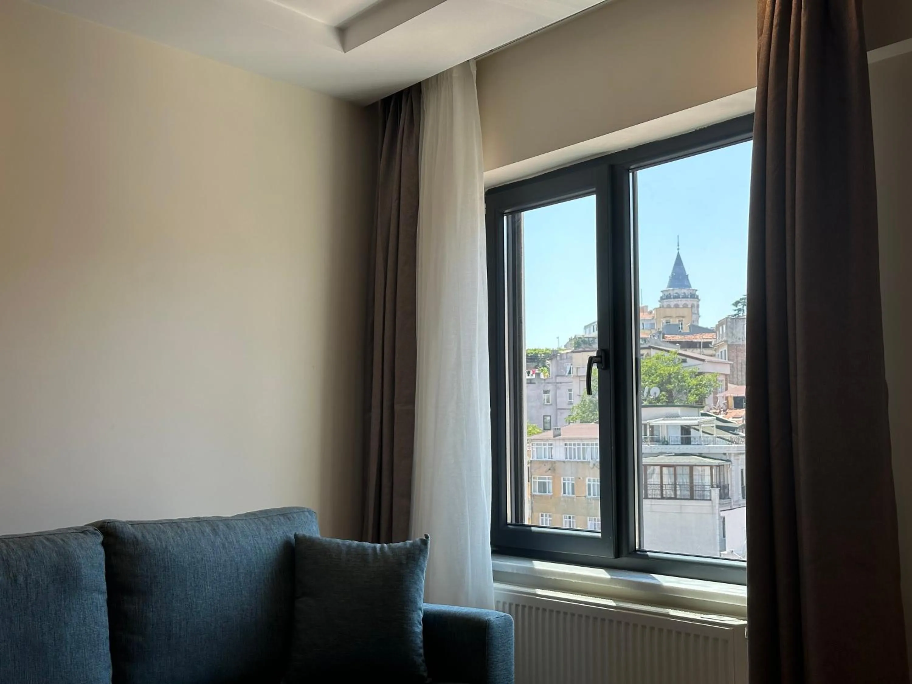 Living room in Roys Hotel & Suites