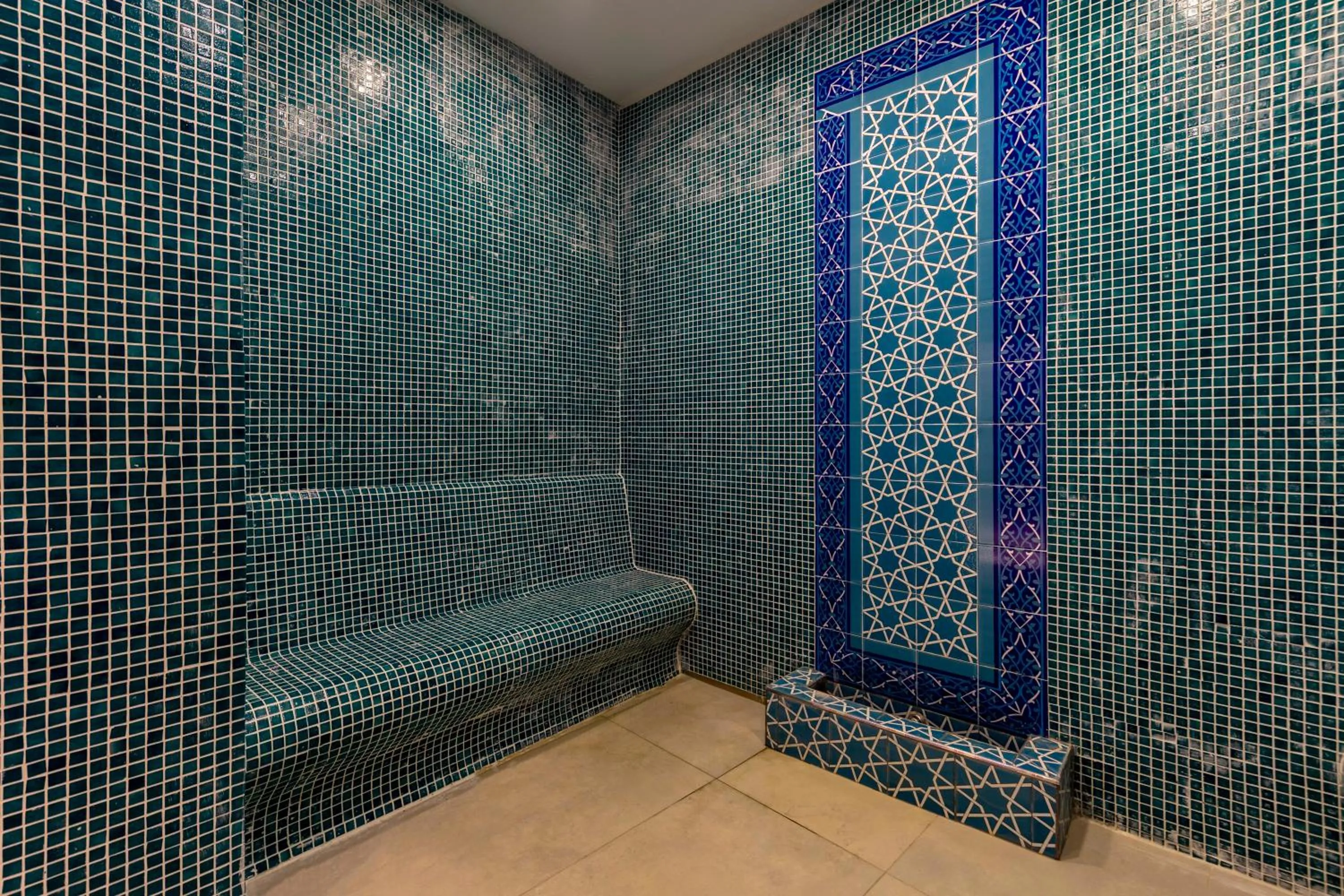 Steam room in Roys Hotel & Suites