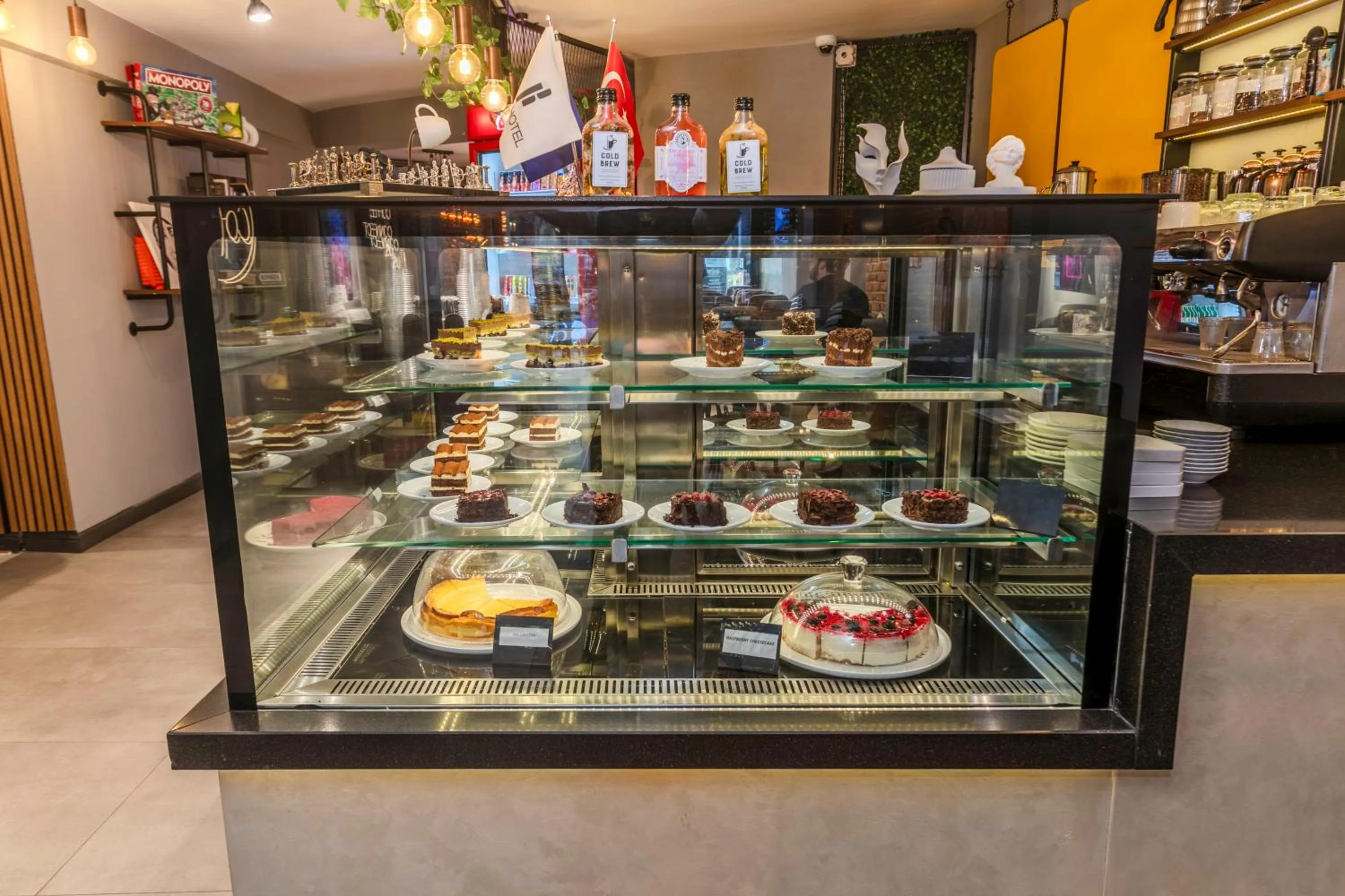 Restaurant/places to eat in Roys Hotel & Suites