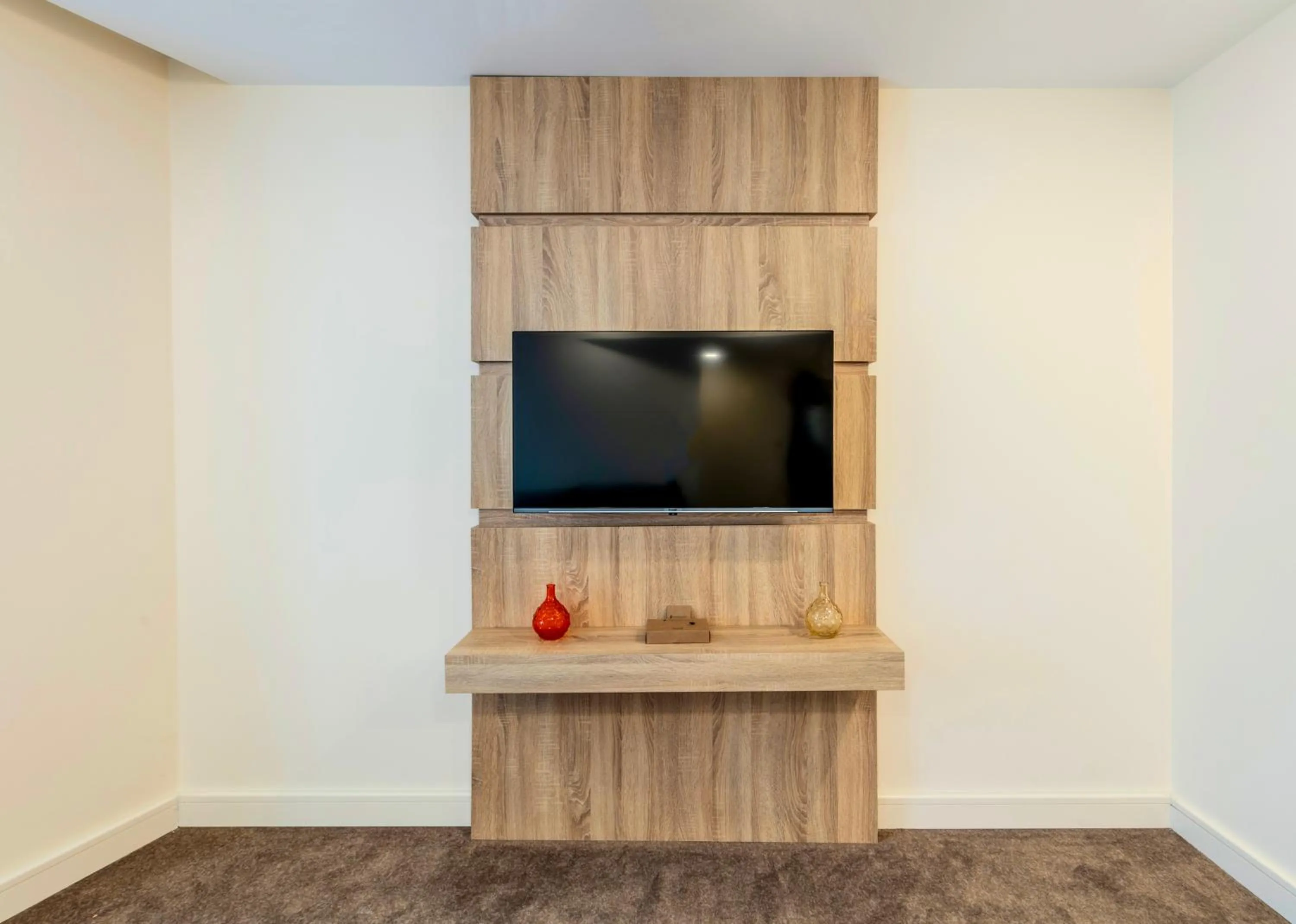 TV and multimedia in Roys Hotel & Suites