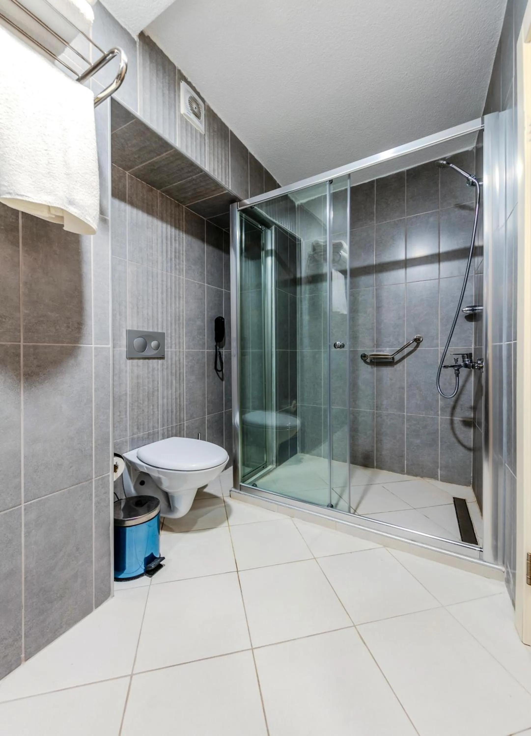 Shower in Roys Hotel & Suites