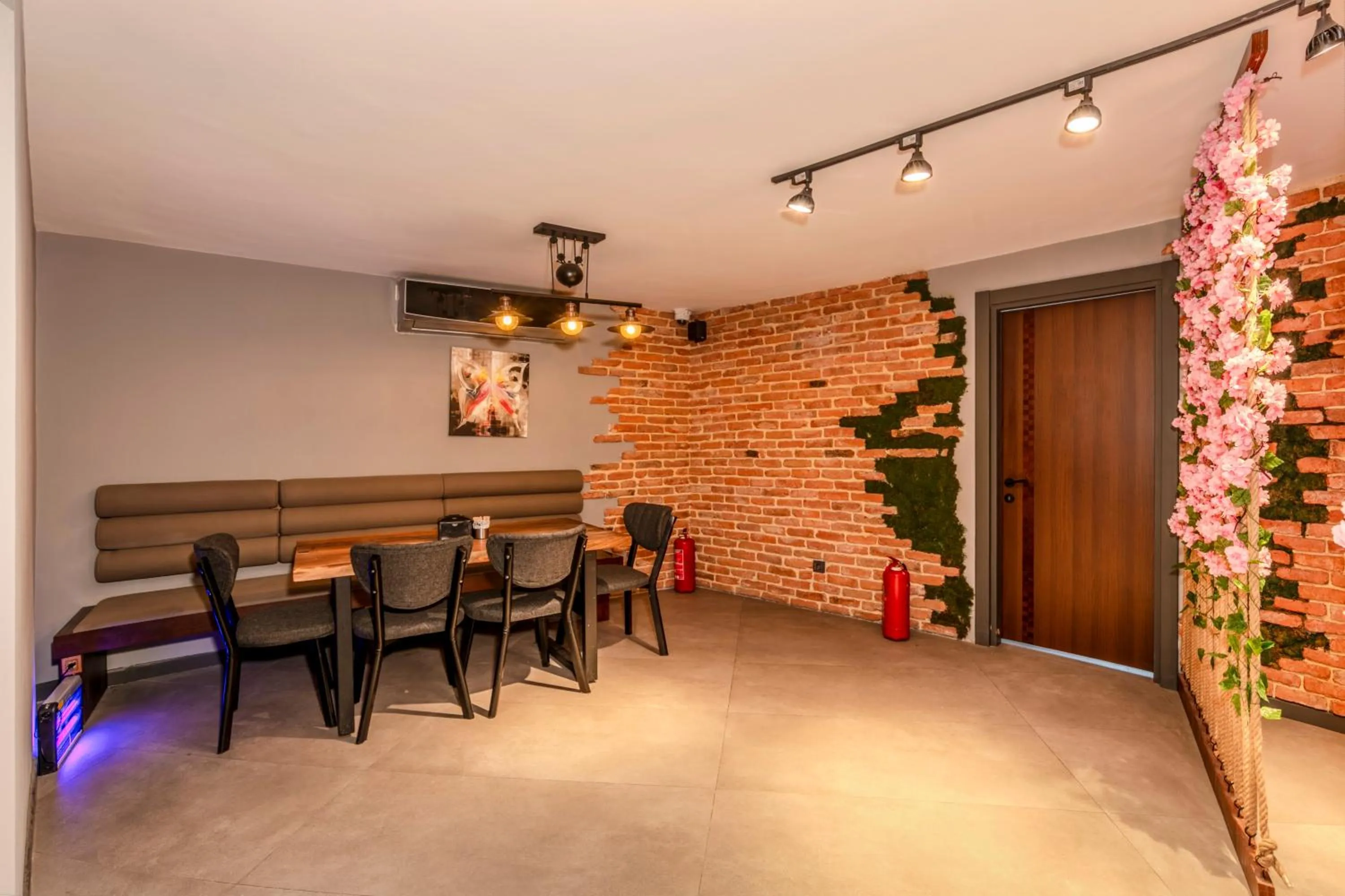 Restaurant/places to eat in Roys Hotel & Suites