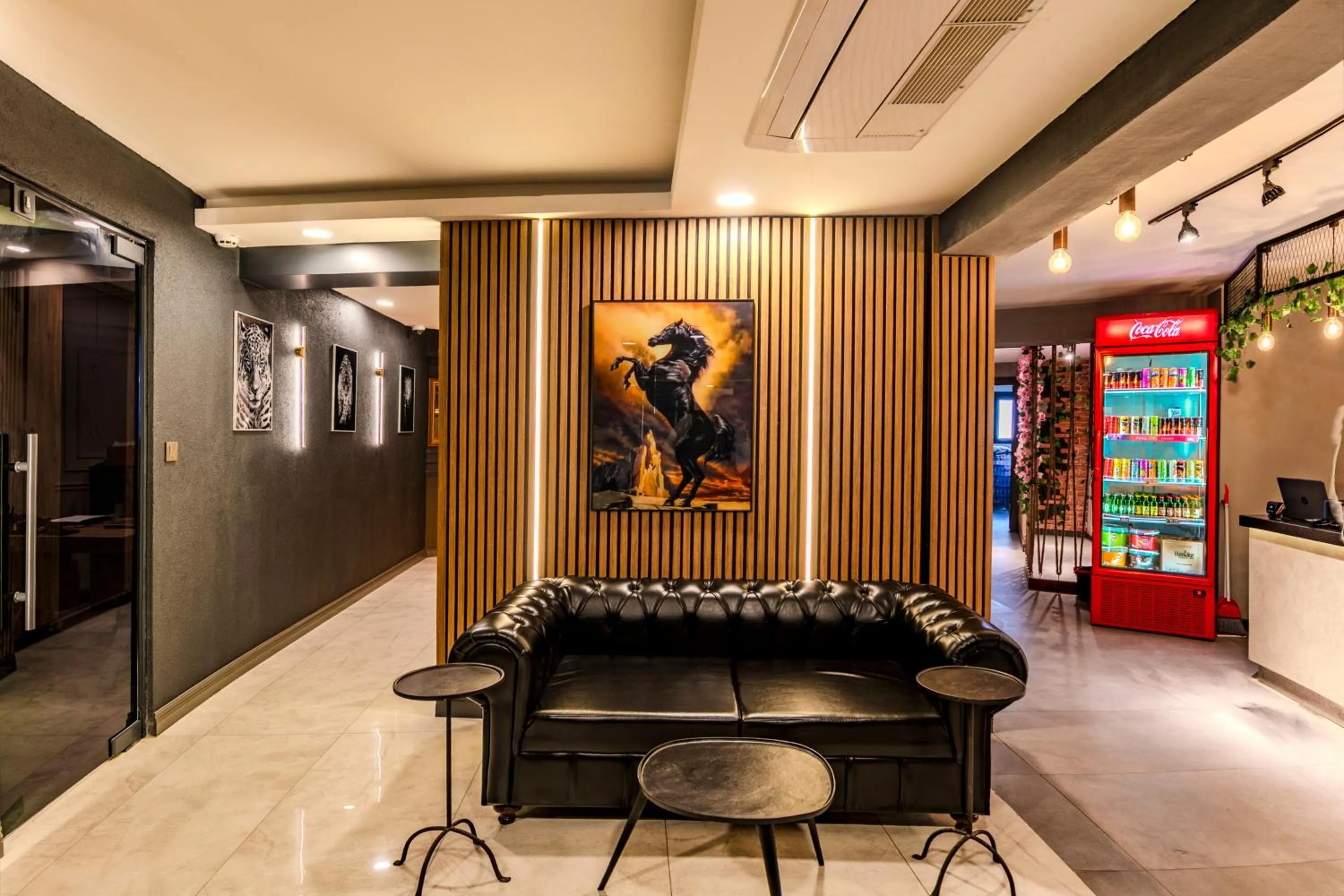 Restaurant/places to eat in Roys Hotel & Suites