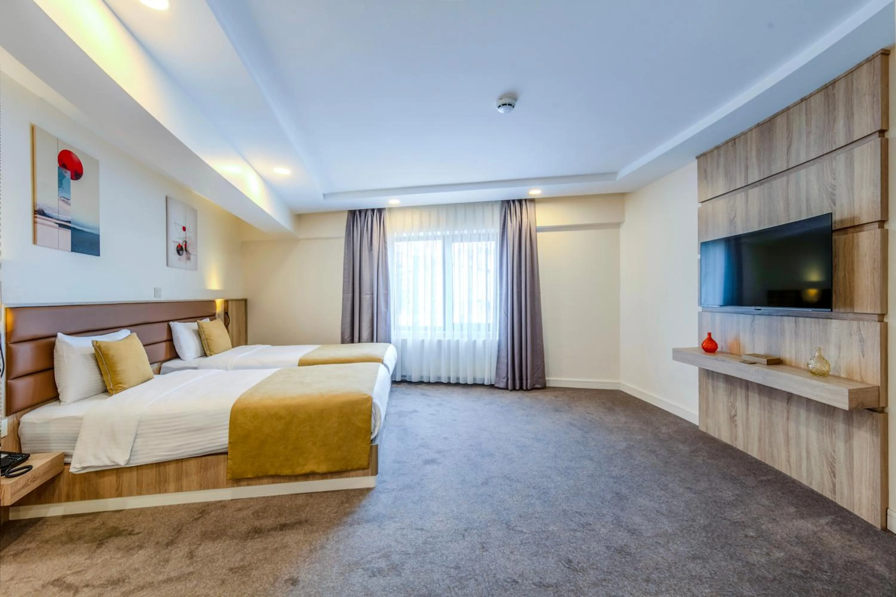 Communal lounge/ TV room, Bed in Roys Hotel & Suites