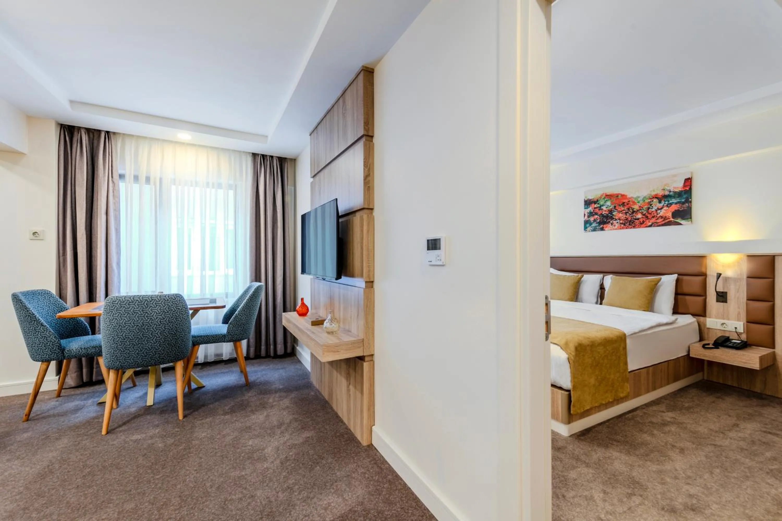 Communal lounge/ TV room, Bed in Roys Hotel & Suites