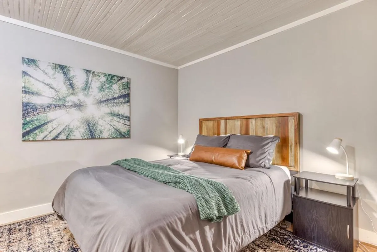 Bed in Mt Air Motel