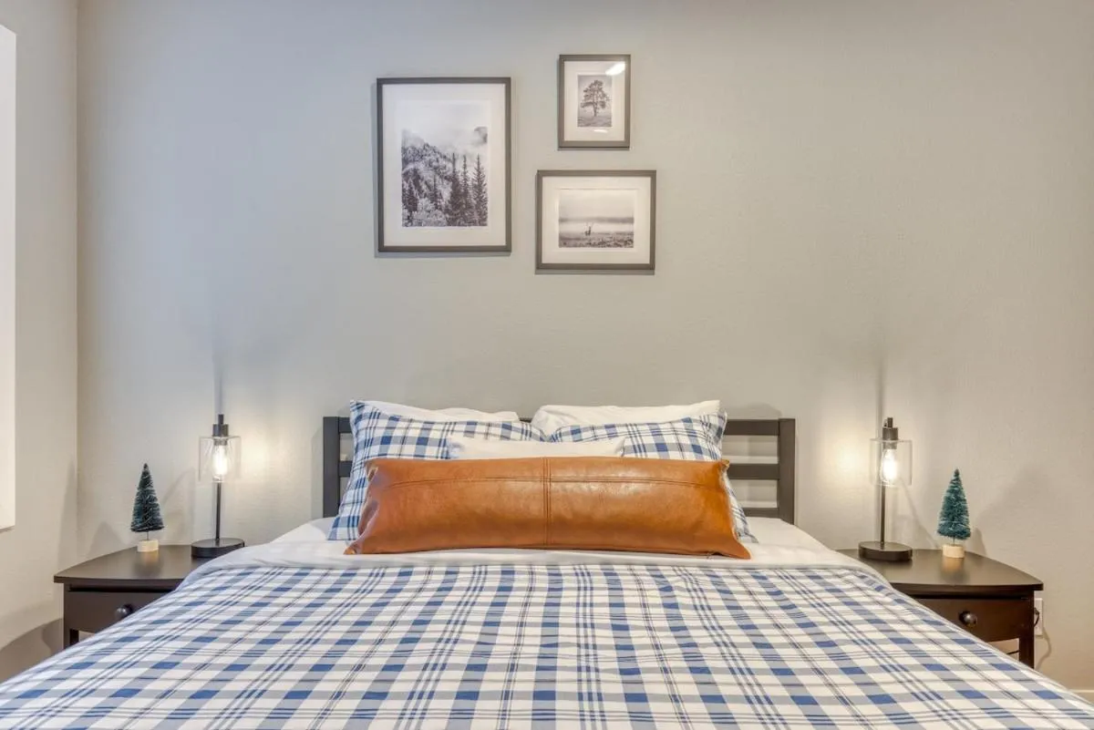 Bed in Mt Air Motel