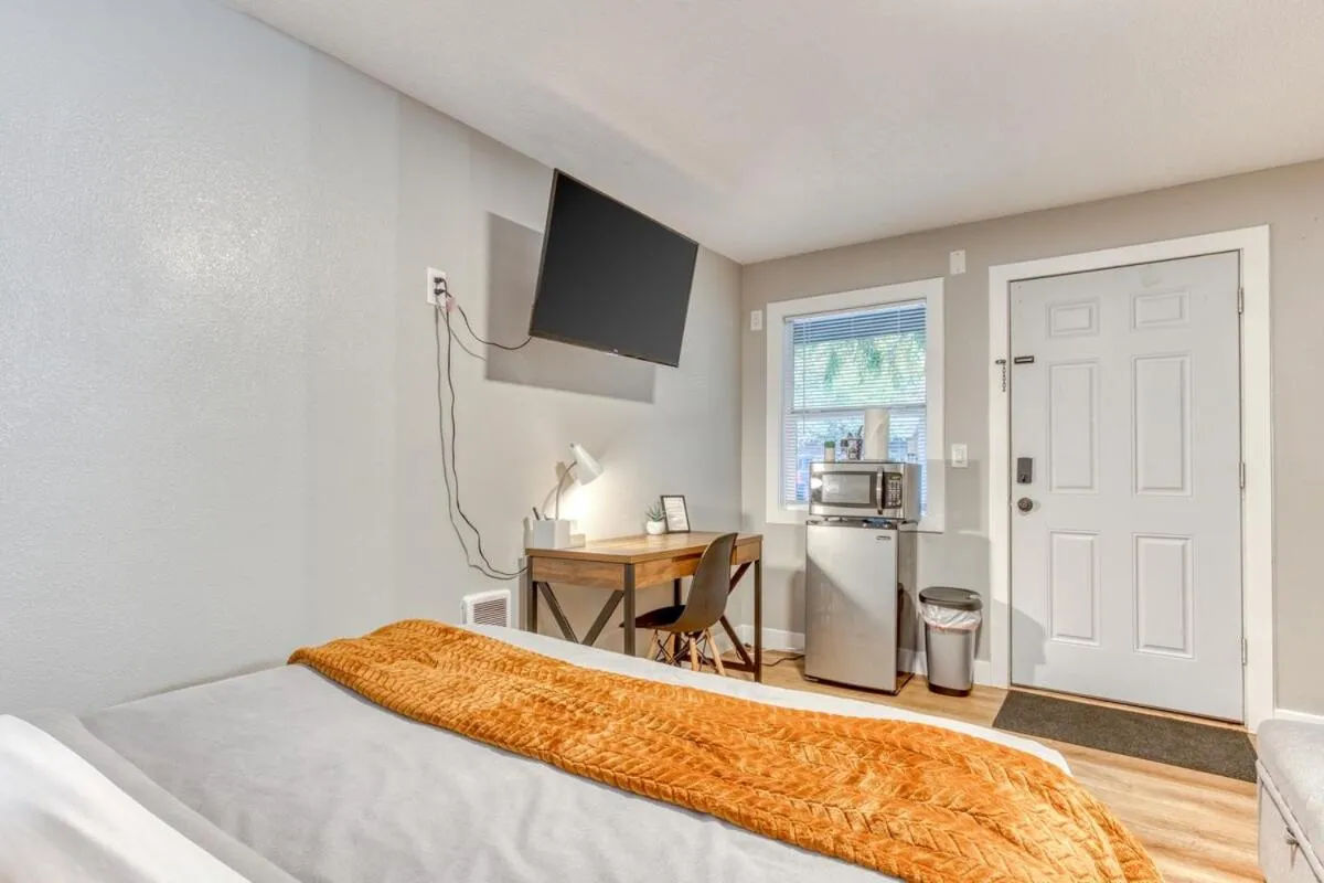 Bed in Mt Air Motel