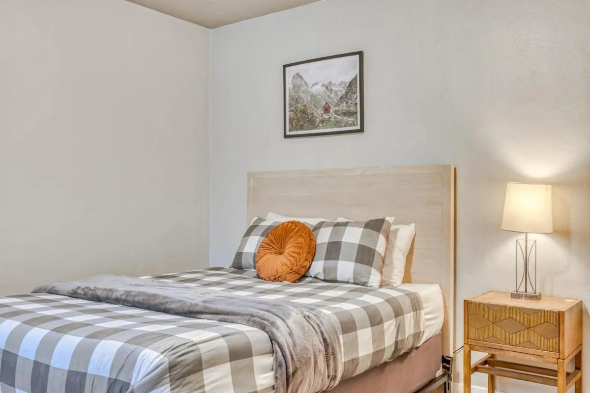 Bed in Mt Air Motel