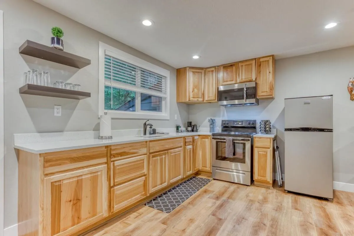 Kitchen or kitchenette in Mt Air Motel