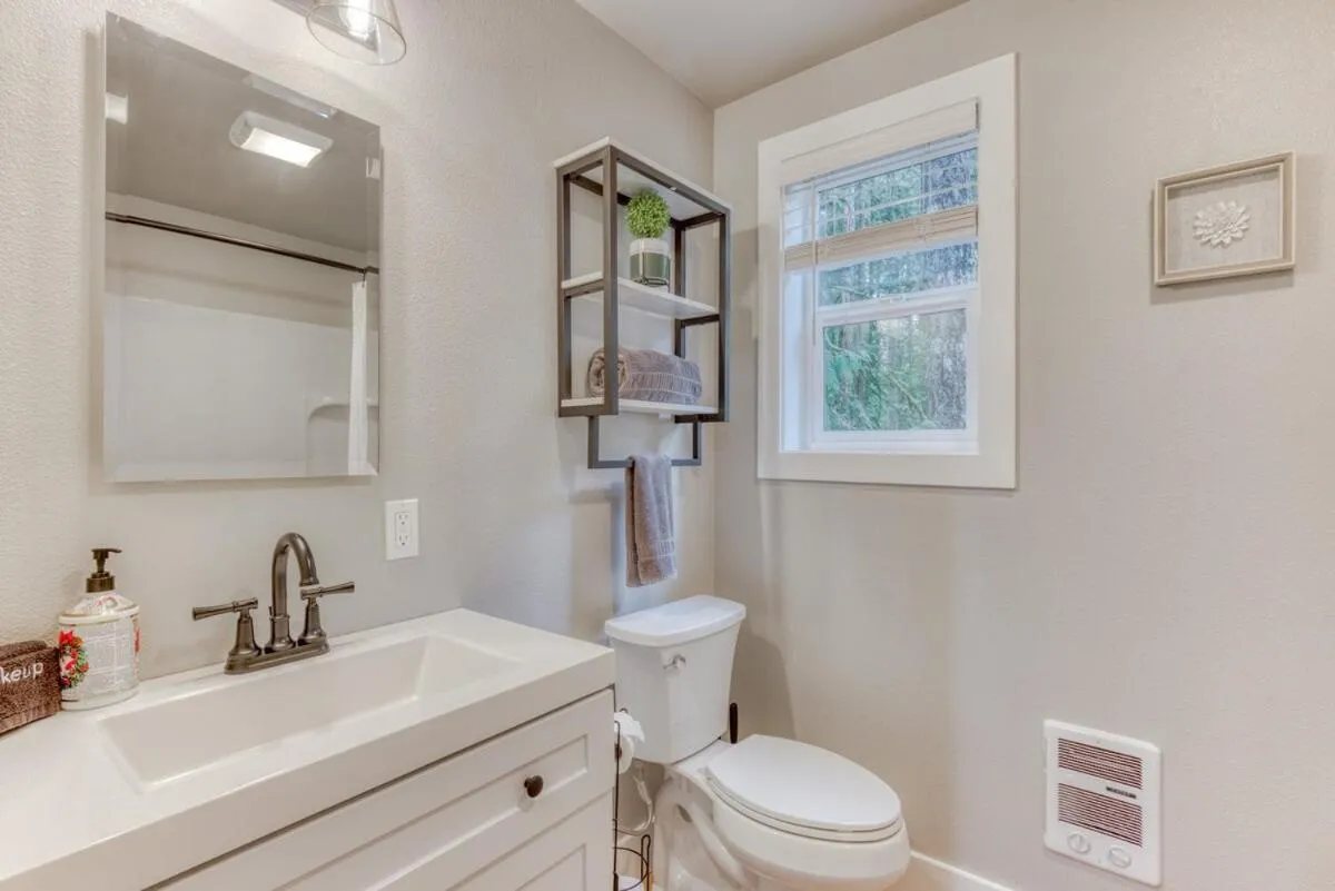 Bathroom in Mt Air Motel