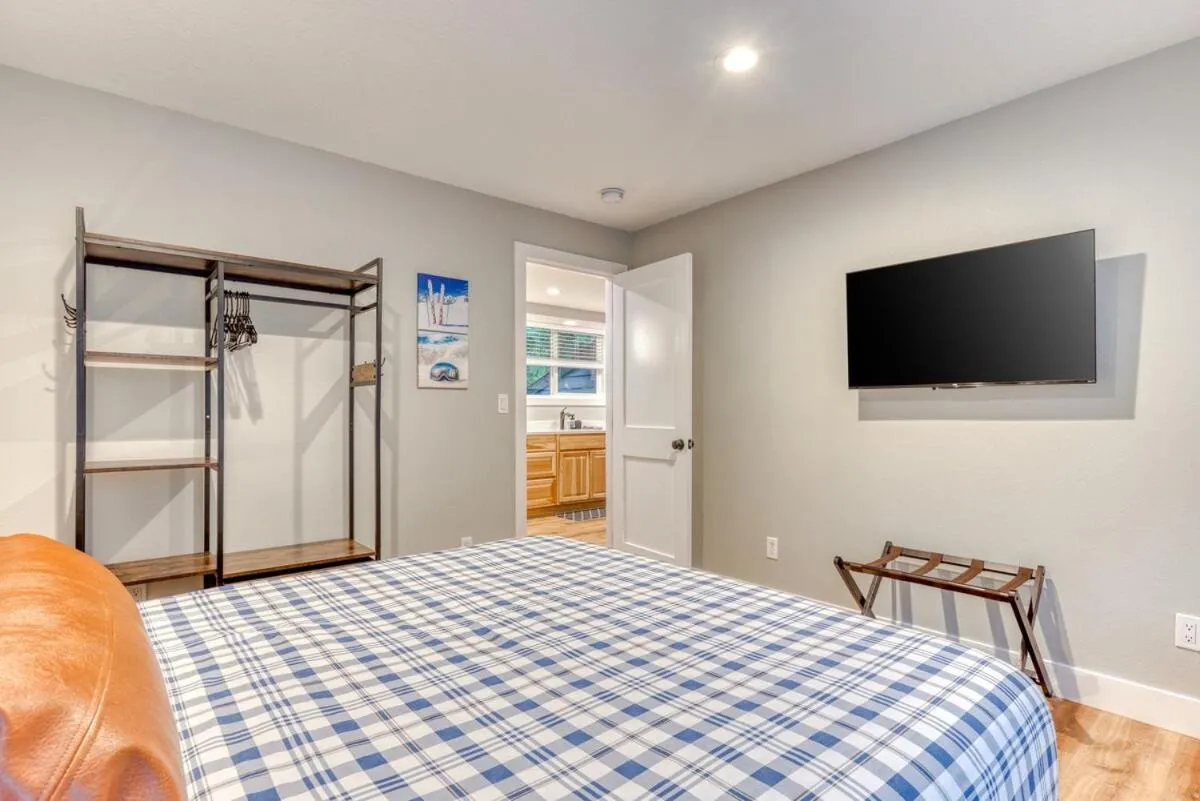 Bed in Mt Air Motel