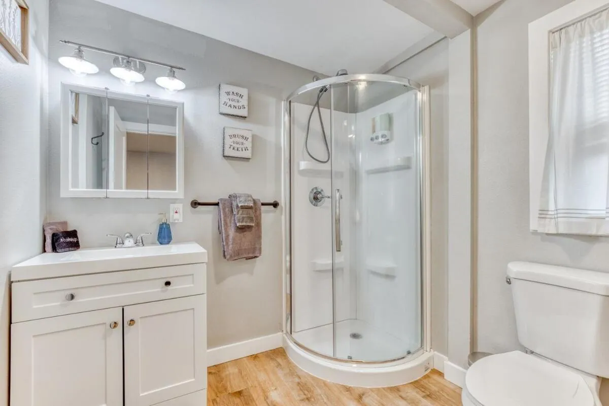 Bathroom in Mt Air Motel