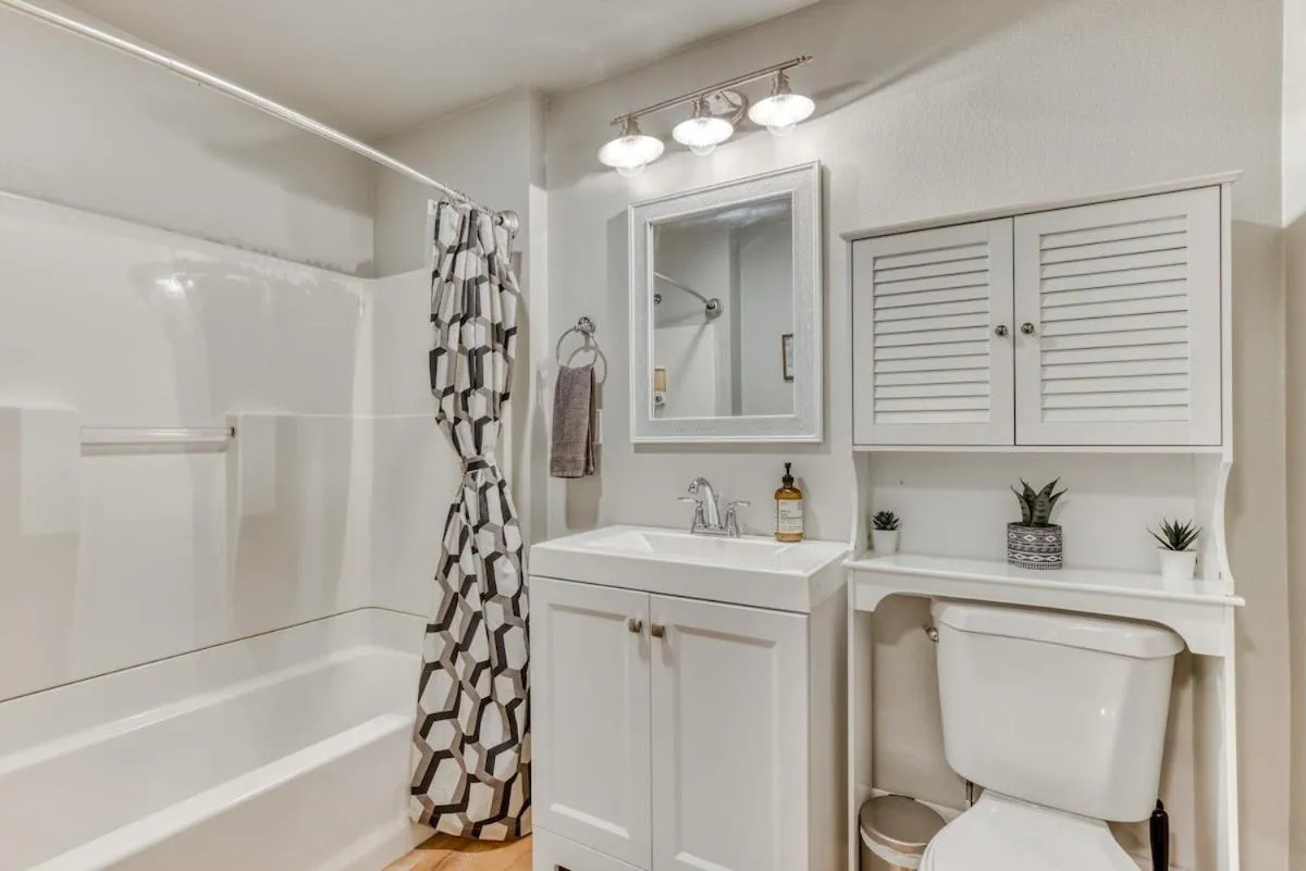 Bathroom in Mt Air Motel