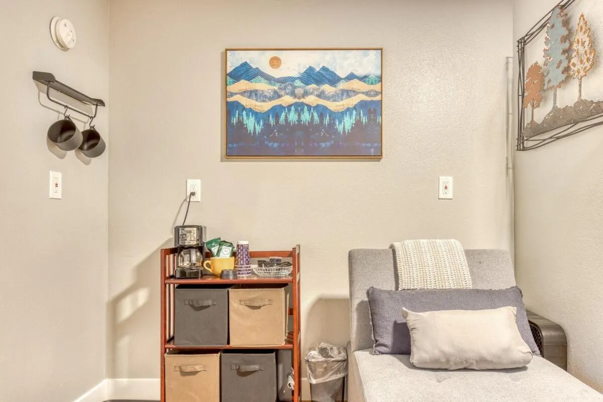 Seating area, Bed in Mt Air Motel