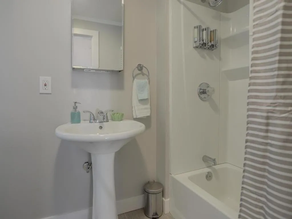 Bathroom in Mt Air Motel