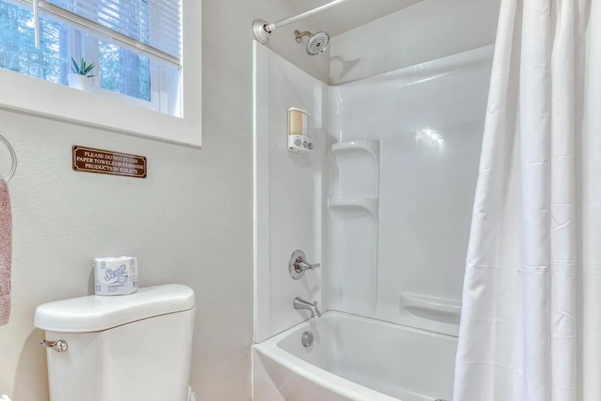 Bathroom in Mt Air Motel